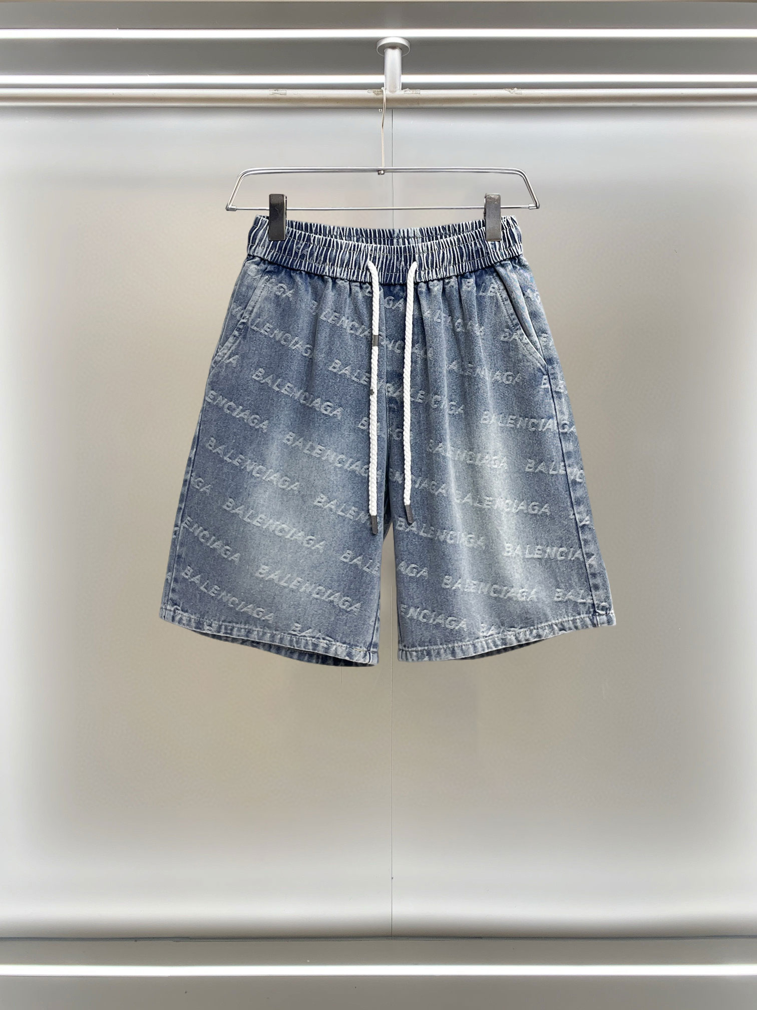 NO:855824,Balenciaga 2026ss summer new original counter casual shorts, luxury classic brand original LOGO accessories, counter best-selling style, very comfortable to wear, low-key yet luxurious, very classy to wear. Needless to say, the trousers style and tailoring. The upper body is exquisite and high-end, first-class and top-quality materials. Really palace-level casual pants. The cotton of Turkey is of outstanding quality. After heavy washing, the pants are very soft!  Don't be picky. The upper body is absolutely stylish and extremely luxurious. Please state your height and weight when ordering sizes M-3XL.,,balenciaga,shorts,19860909巴黎世家 2026ss夏季新款原单专柜休闲短裤,奢华经典品牌原版LOGO配饰 专柜热销款 身穿着非常舒适 低调不失奢华 穿出去非常有档次 裤型款式和裁剪亦无需多言 上身精致跃然高档一等一顶级质料 真正殿堂级的休闲裤 选用土耳其的棉花品质卓然,经过重水洗使得裤子很柔软！不挑人 上身绝对的有型 极度奢华. 尺码M-3XL下单报身高体重.,,balenciaga,shorts,,Men's clothing