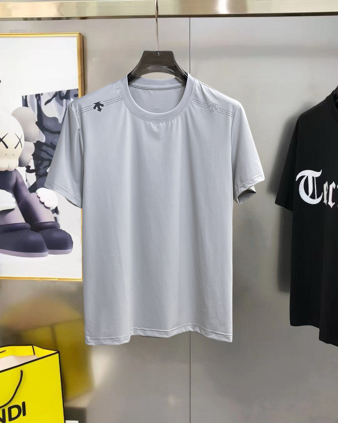 NO:855718,Descente's top products 2026 spring and summer new debut counter latest short-sleeved round neck T-shirt, high-end custom design, avant-garde and fashionable!  The brand logo is designed with heavy craftsmanship. High-end customized 260g fabric. Soft to the touch. Comfortable to wear. Exquisite stitching at the counter level. Fine workmanship. The upper body effect is incomparably handsome!  A must-have item for a stylish man!  Size M-XXXL,,T-shirt,tees,t-shirt,19860909迪桑特 顶级货品2026春夏新款首发专柜最新款短袖圆领T恤 高端订制 设计前卫时尚！品牌logo重工艺设计 高端定制260克面料.手感柔软.穿着舒适.专柜级别精致车线.做工精细.上身效果无敌帅气！型男必备单品！码数M-XXXL,,T-shirt,tees，t-shirt,,Men's clothing