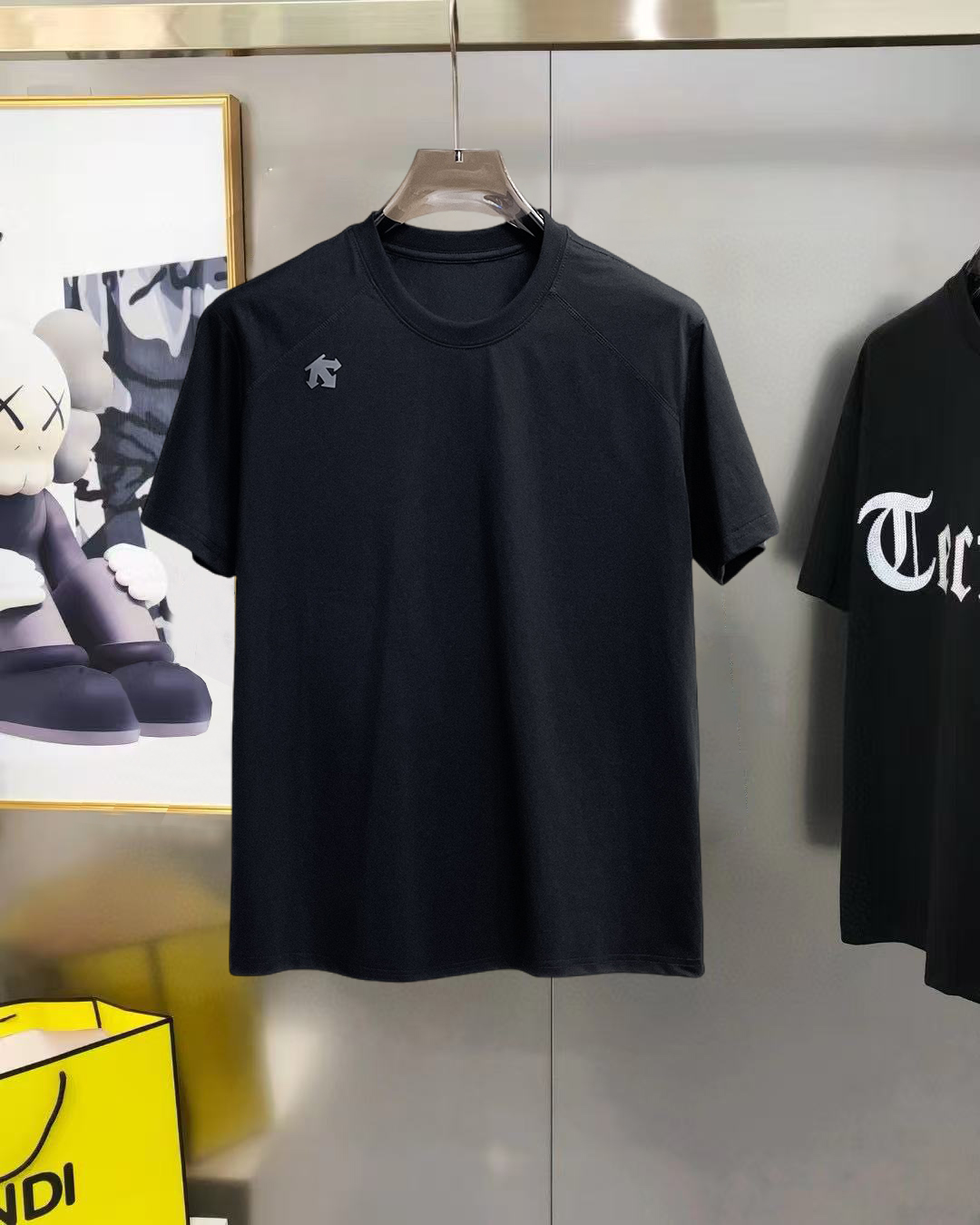 NO:855733,Descente's top products 2026 spring and summer new debut counter latest short-sleeved round neck T-shirt, high-end custom design, avant-garde and fashionable!  The brand logo is designed with heavy craftsmanship. High-end customized 260g fabric. Soft to the touch. Comfortable to wear. Exquisite stitching at the counter level. Fine workmanship. The upper body effect is incomparably handsome!  A must-have item for a stylish man!  Size M-XXXL,,T-shirt,tees,t-shirt,19860909迪桑特 顶级货品2026春夏新款首发专柜最新款短袖圆领T恤 高端订制 设计前卫时尚！品牌logo重工艺设计 高端定制260克面料.手感柔软.穿着舒适.专柜级别精致车线.做工精细.上身效果无敌帅气！型男必备单品！码数M-XXXL,,T-shirt,tees，t-shirt,,Men's clothing