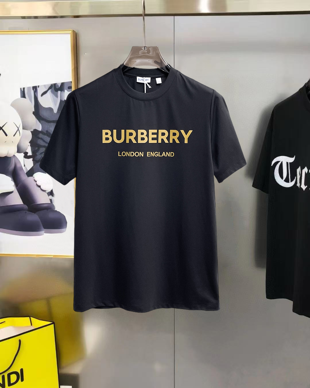NO:855742,Burberry's top products 2026 spring and summer new debut counter latest short-sleeved round neck T-shirt, high-end custom design, avant-garde and fashionable!  The brand logo is designed with heavy craftsmanship. High-end customized 260g fabric. Soft to the touch. Comfortable to wear. Exquisite stitching at the counter level. Fine workmanship. The upper body effect is incomparably handsome!  A must-have item for a stylish man!  Size S-XXL,,burberry,T-shirt,tees,t-shirt,19860909巴宝莉 顶级货品2026春夏新款首发专柜最新款短袖圆领T恤 高端订制 设计前卫时尚！品牌logo重工艺设计 高端定制260克面料.手感柔软.穿着舒适.专柜级别精致车线.做工精细.上身效果无敌帅气！型男必备单品！码数S-XXL,,burberry,T-shirt,tees，t-shirt,,Men's clothing