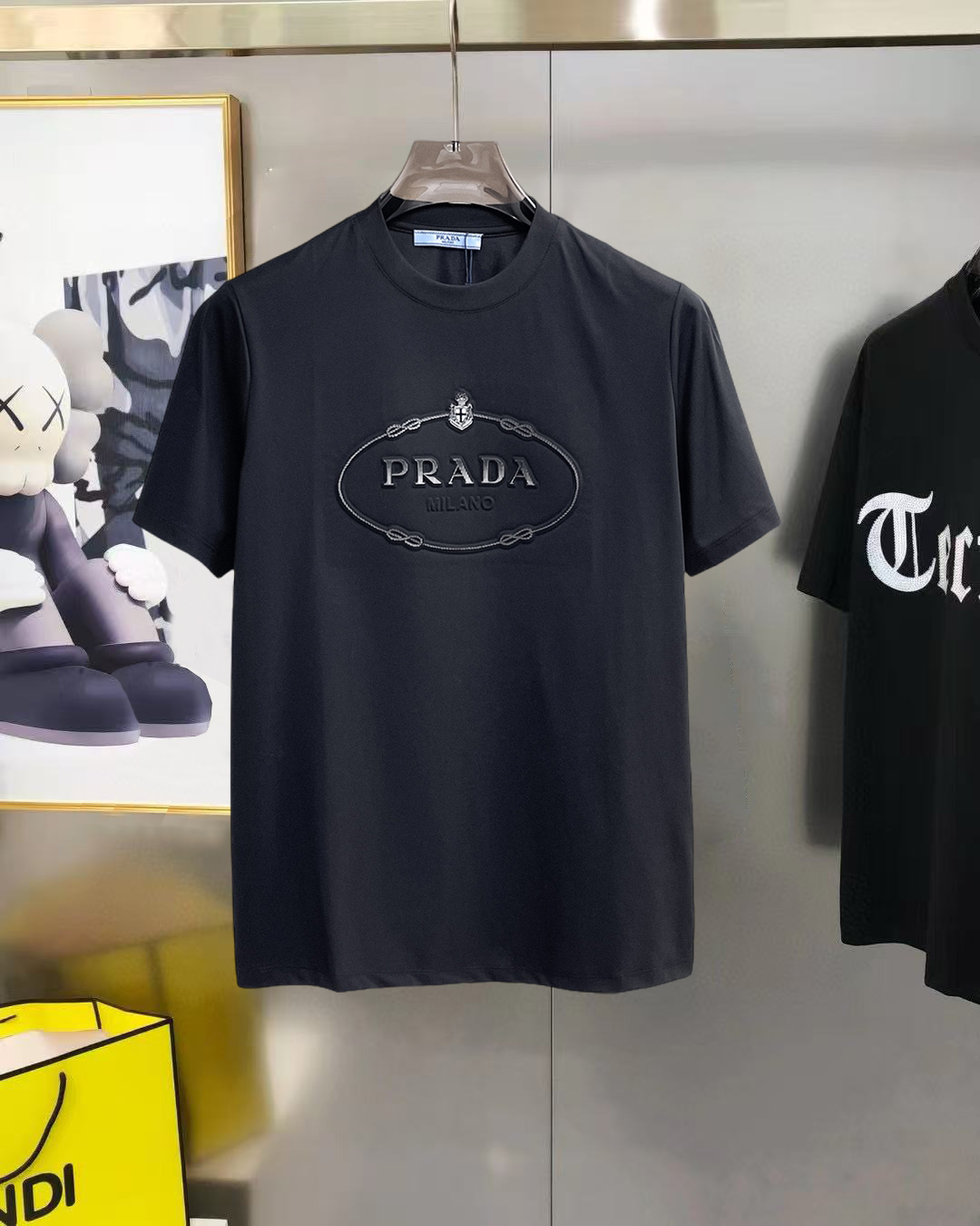 NO:855750,Prada's top products 2026 spring and summer new debut counter latest short-sleeved round neck T-shirt, high-end customization, avant-garde and fashionable design!  The brand logo is designed with heavy craftsmanship. High-end customized 260g fabric. Soft to the touch. Comfortable to wear. Exquisite stitching at the counter level. Fine workmanship. The upper body effect is incomparably handsome!  A must-have item for a stylish man!  Size S-XXL,,prada,T-shirt,tees,t-shirt,19860909普拉达 顶级货品2026春夏新款首发专柜最新款短袖圆领T恤 高端订制 设计前卫时尚！品牌logo重工艺设计 高端定制260克面料.手感柔软.穿着舒适.专柜级别精致车线.做工精细.上身效果无敌帅气！型男必备单品！码数S-XXL,,prada,T-shirt,tees，t-shirt,,Men's clothing