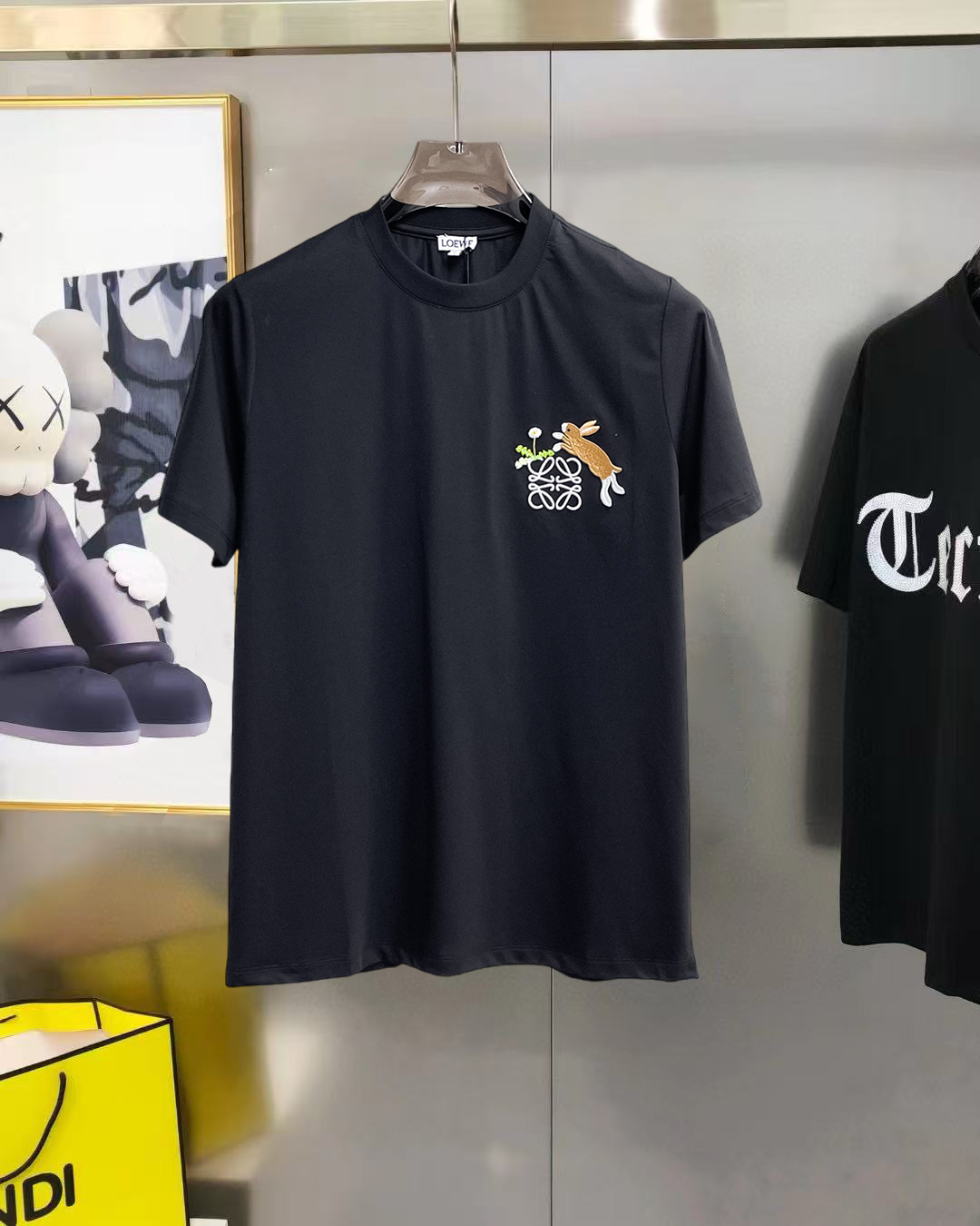 NO:855757,Luo Yiwei's top products 2026 spring and summer new debut counter, the latest short-sleeved round neck T-shirt, high-end customization, avant-garde and fashionable design!  The brand logo is designed with heavy craftsmanship. High-end customized 260g fabric. Soft to the touch. Comfortable to wear. Exquisite stitching at the counter level. Fine workmanship. The upper body effect is incomparably handsome!  A must-have item for a stylish man!  Size S-XXL,,loewe,T-shirt,tees,t-shirt,19860909罗意威 顶级货品2026春夏新款首发专柜最新款短袖圆领T恤 高端订制 设计前卫时尚！品牌logo重工艺设计 高端定制260克面料.手感柔软.穿着舒适.专柜级别精致车线.做工精细.上身效果无敌帅气！型男必备单品！码数S-XXL,,loewe,T-shirt,tees，t-shirt,,Men's clothing