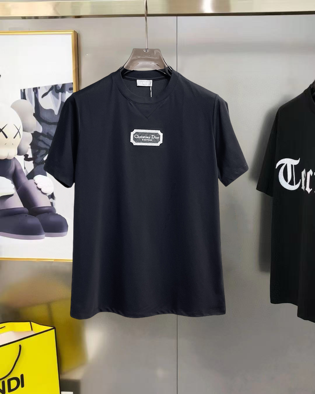 NO:855700,Dior's top products 2026 spring and summer new debut counter latest short-sleeved round neck T-shirt, high-end customization, avant-garde and fashionable design!  The brand logo is designed with heavy craftsmanship. High-end customized 260g fabric. Soft to the touch. Comfortable to wear. Exquisite stitching at the counter level. Fine workmanship. The upper body effect is incomparably handsome!  A must-have item for a stylish man!  Size S-XXL,,dior,T-shirt,tees,t-shirt,19860909迪奥 顶级货品2026春夏新款首发专柜最新款短袖圆领T恤 高端订制 设计前卫时尚！品牌logo重工艺设计 高端定制260克面料.手感柔软.穿着舒适.专柜级别精致车线.做工精细.上身效果无敌帅气！型男必备单品！码数S-XXL,,dior,T-shirt,tees，t-shirt,,Men's clothing
