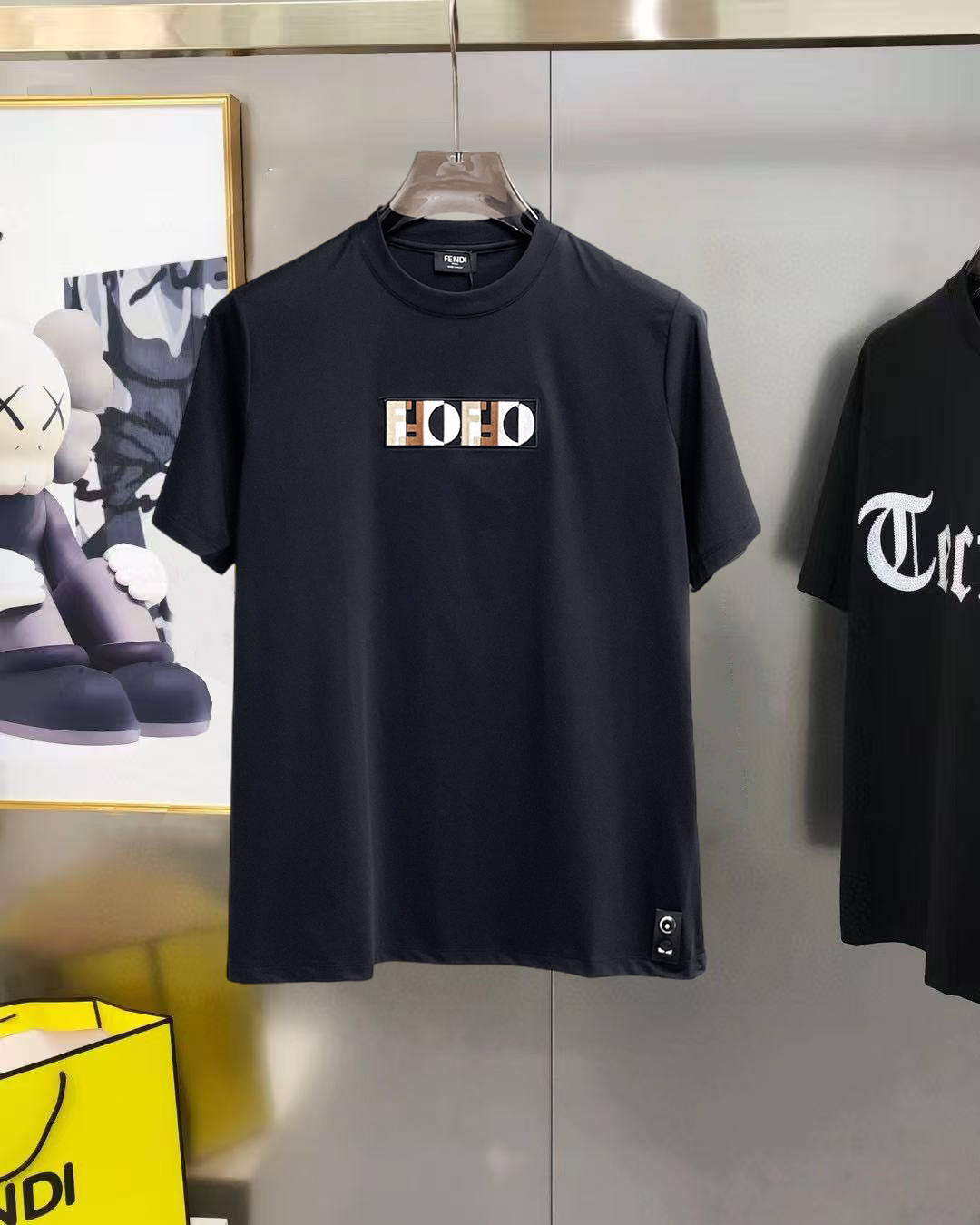 NO:855713,Fendi's top products 2026 spring and summer new debut counter latest short-sleeved round neck T-shirt, high-end customization, avant-garde and fashionable design!  The brand logo is designed with heavy craftsmanship. High-end customized 260g fabric. Soft to the touch. Comfortable to wear. Exquisite stitching at the counter level. Fine workmanship. The upper body effect is incomparably handsome!  A must-have item for a stylish man!  Size S-XXL,,fendi,T-shirt,tees,t-shirt,19860909芬迪 顶级货品2026春夏新款首发专柜最新款短袖圆领T恤 高端订制 设计前卫时尚！品牌logo重工艺设计 高端定制260克面料.手感柔软.穿着舒适.专柜级别精致车线.做工精细.上身效果无敌帅气！型男必备单品！码数S-XXL,,fendi,T-shirt,tees，t-shirt,,Men's clothing