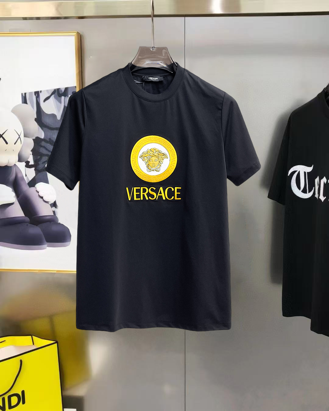 NO:855719,Versace's top products 2026 spring and summer new debut counter latest short-sleeved round neck T-shirt, high-end customization, avant-garde and fashionable design!  The brand logo is designed with heavy craftsmanship. High-end customized 260g fabric. Soft to the touch. Comfortable to wear. Exquisite stitching at the counter level. Fine workmanship. The upper body effect is incomparably handsome!  A must-have item for a stylish man!  Size S-XXL,,versace,T-shirt,tees,t-shirt,19860909范思哲 顶级货品2026春夏新款首发专柜最新款短袖圆领T恤 高端订制 设计前卫时尚！品牌logo重工艺设计 高端定制260克面料.手感柔软.穿着舒适.专柜级别精致车线.做工精细.上身效果无敌帅气！型男必备单品！码数S-XXL,,versace,T-shirt,tees，t-shirt,,Men's clothing
