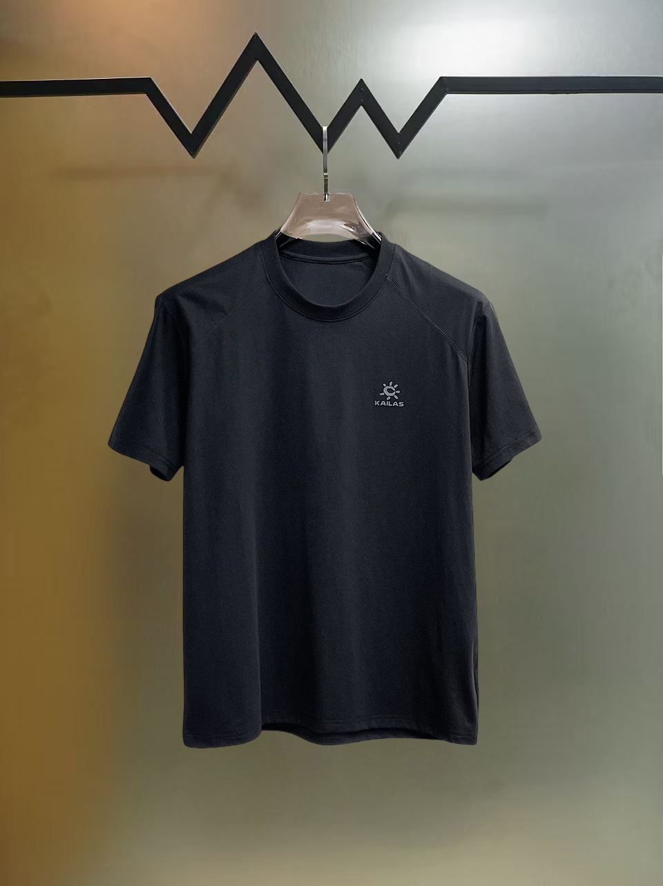 NO:838950,Kailer Stone's top products 2026 spring and summer new debut counter, the latest short-sleeved round neck T-shirt, high-end customization, avant-garde and fashionable design!  The brand logo is designed with heavy craftsmanship. High-end customized 260g fabric. Soft to the touch. Comfortable to wear. Exquisite stitching at the counter level. Fine workmanship. The upper body effect is incomparably handsome!  A must-have item for a stylish man!  Size M-XXXL,,T-shirt,tees,t-shirt,19860909凯乐石 顶级货品2026春夏新款首发专柜最新款短袖圆领T恤 高端订制 设计前卫时尚！品牌logo重工艺设计 高端定制260克面料.手感柔软.穿着舒适.专柜级别精致车线.做工精细.上身效果无敌帅气！型男必备单品！码数M-XXXL,,T-shirt,tees，t-shirt,,Men's clothing