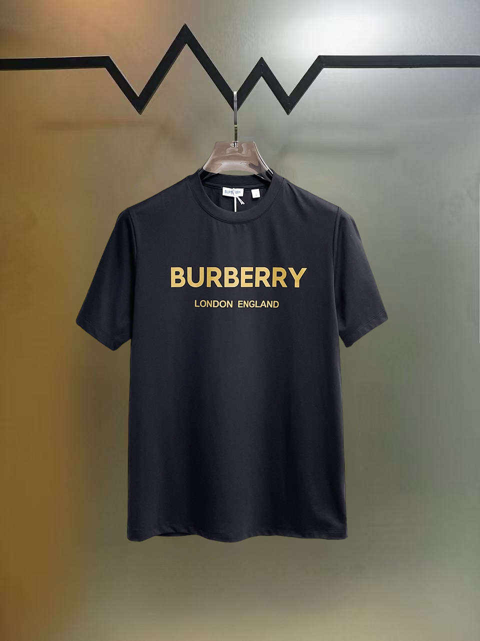 NO:838954,Burberry's top products 2026 spring and summer new debut counter latest short-sleeved round neck T-shirt, high-end custom design, avant-garde and fashionable!  The brand logo is designed with heavy craftsmanship. High-end customized 260g fabric. Soft to the touch. Comfortable to wear. Exquisite stitching at the counter level. Fine workmanship. The upper body effect is incomparably handsome!  A must-have item for a stylish man!  Size S-XXL,,burberry,T-shirt,tees,t-shirt,19860909巴宝莉 顶级货品2026春夏新款首发专柜最新款短袖圆领T恤 高端订制 设计前卫时尚！品牌logo重工艺设计 高端定制260克面料.手感柔软.穿着舒适.专柜级别精致车线.做工精细.上身效果无敌帅气！型男必备单品！码数S-XXL,,burberry,T-shirt,tees，t-shirt,,Men's clothing