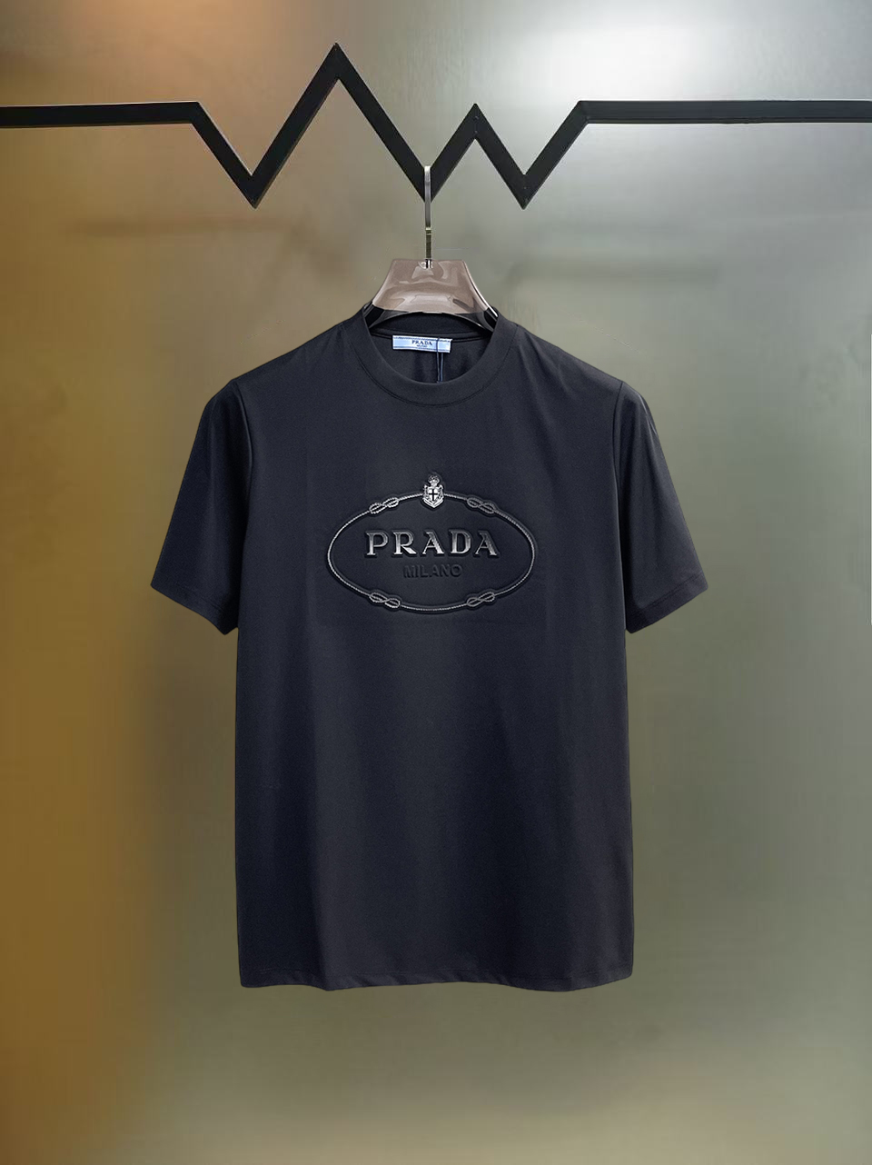 NO:838958,Prada's top products 2026 spring and summer new debut counter latest short-sleeved round neck T-shirt, high-end customization, avant-garde and fashionable design!  The brand logo is designed with heavy craftsmanship. High-end customized 260g fabric. Soft to the touch. Comfortable to wear. Exquisite stitching at the counter level. Fine workmanship. The upper body effect is incomparably handsome!  A must-have item for a stylish man!  Size S-XXL,,prada,T-shirt,tees,t-shirt,19860909普拉达 顶级货品2026春夏新款首发专柜最新款短袖圆领T恤 高端订制 设计前卫时尚！品牌logo重工艺设计 高端定制260克面料.手感柔软.穿着舒适.专柜级别精致车线.做工精细.上身效果无敌帅气！型男必备单品！码数S-XXL,,prada,T-shirt,tees，t-shirt,,Men's clothing