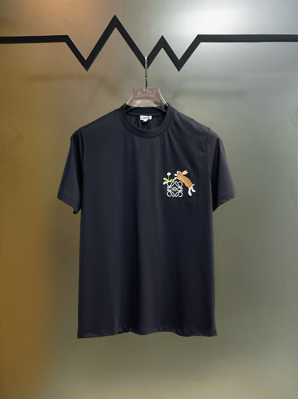 NO:838962,Luo Yiwei's top products 2026 spring and summer new debut counter, the latest short-sleeved round neck T-shirt, high-end customization, avant-garde and fashionable design!  The brand logo is designed with heavy craftsmanship. High-end customized 260g fabric. Soft to the touch. Comfortable to wear. Exquisite stitching at the counter level. Fine workmanship. The upper body effect is incomparably handsome!  A must-have item for a stylish man!  Size S-XXL,,loewe,T-shirt,tees,t-shirt,19860909罗意威 顶级货品2026春夏新款首发专柜最新款短袖圆领T恤 高端订制 设计前卫时尚！品牌logo重工艺设计 高端定制260克面料.手感柔软.穿着舒适.专柜级别精致车线.做工精细.上身效果无敌帅气！型男必备单品！码数S-XXL,,loewe,T-shirt,tees，t-shirt,,Men's clothing