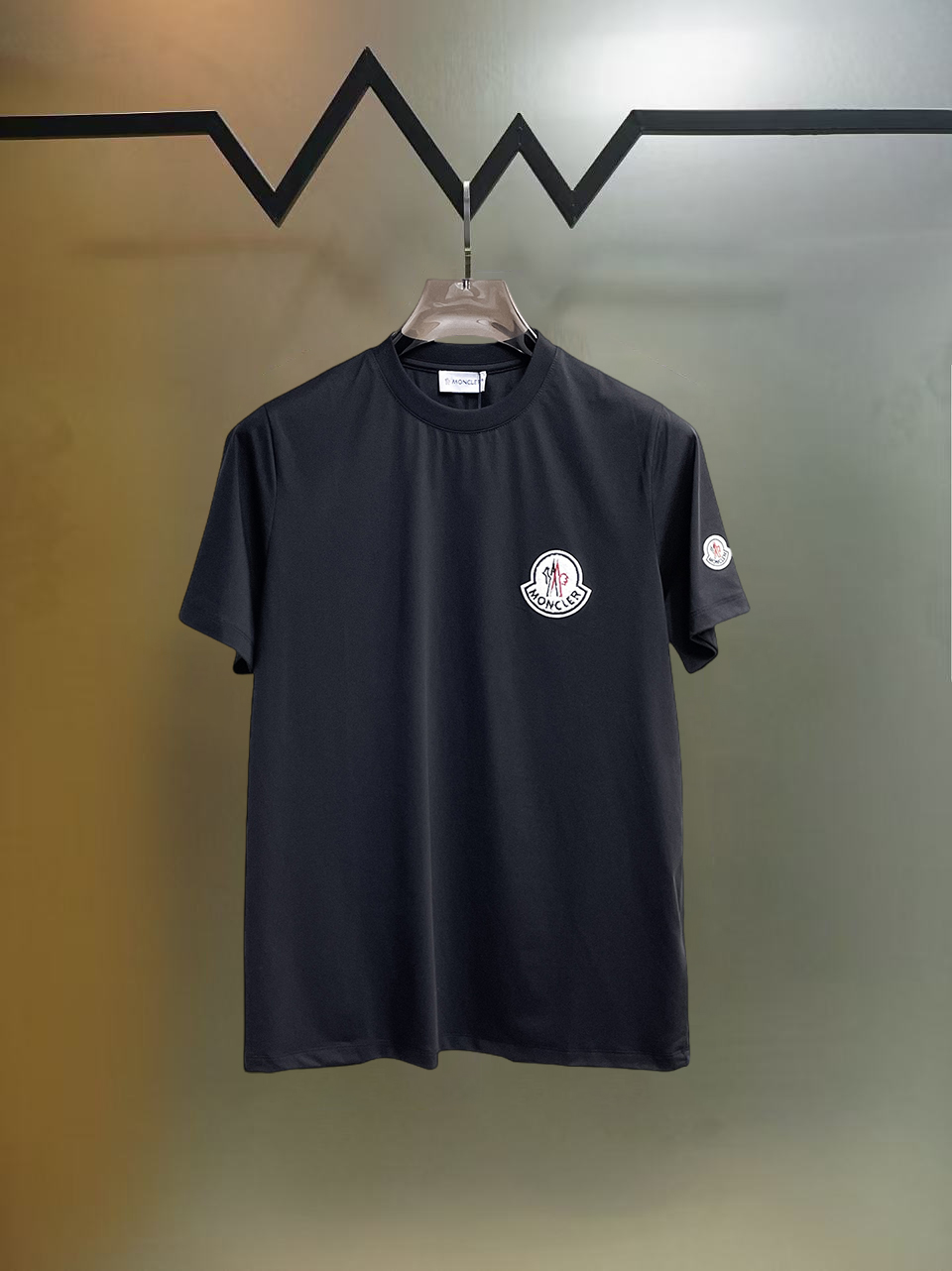 NO:838966,Mengkou's top products 2026 spring and summer new debut counter latest short-sleeved round neck T-shirt, high-end custom design, avant-garde and fashionable!  The brand logo is designed with heavy craftsmanship. High-end customized 260g fabric. Soft to the touch. Comfortable to wear. Exquisite stitching at the counter level. Fine workmanship. The upper body effect is incomparably handsome!  A must-have item for a stylish man!  Size S-XXL,,Moncler,T-shirt,tees,t-shirt,19860909蒙口 顶级货品2026春夏新款首发专柜最新款短袖圆领T恤 高端订制 设计前卫时尚！品牌logo重工艺设计 高端定制260克面料.手感柔软.穿着舒适.专柜级别精致车线.做工精细.上身效果无敌帅气！型男必备单品！码数S-XXL,,Moncler,T-shirt,tees，t-shirt,,Men's clothing
