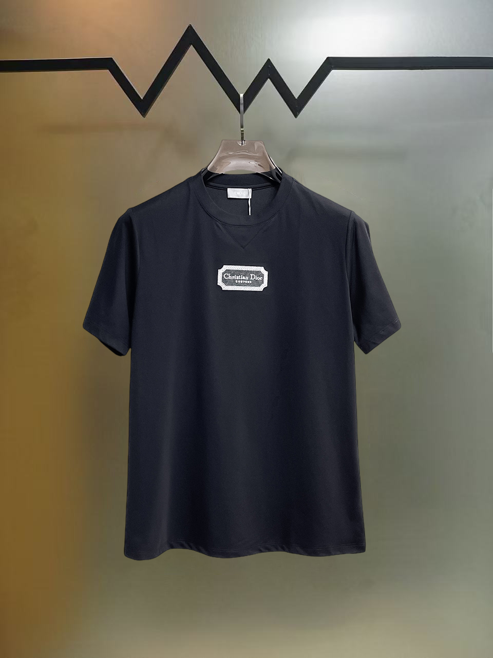 NO:838970,Dior's top products 2026 spring and summer new debut counter latest short-sleeved round neck T-shirt, high-end customization, avant-garde and fashionable design!  The brand logo is designed with heavy craftsmanship. High-end customized 260g fabric. Soft to the touch. Comfortable to wear. Exquisite stitching at the counter level. Fine workmanship. The upper body effect is incomparably handsome!  A must-have item for a stylish man!  Size S-XXL,,dior,T-shirt,tees,t-shirt,19860909迪奥 顶级货品2026春夏新款首发专柜最新款短袖圆领T恤 高端订制 设计前卫时尚！品牌logo重工艺设计 高端定制260克面料.手感柔软.穿着舒适.专柜级别精致车线.做工精细.上身效果无敌帅气！型男必备单品！码数S-XXL,,dior,T-shirt,tees，t-shirt,,Men's clothing