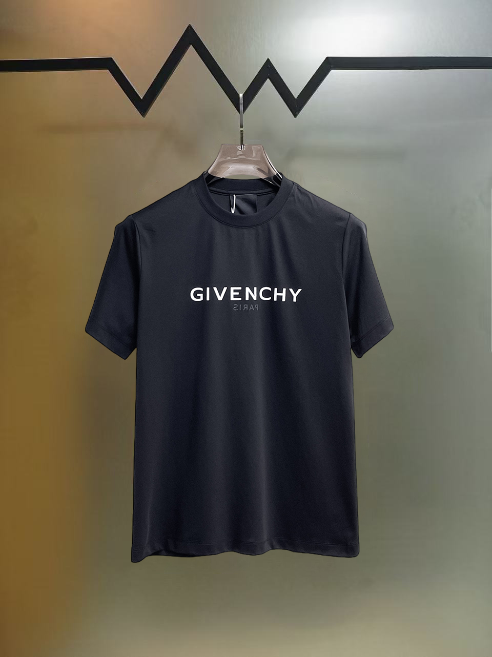 NO:838974,Givenchy's top products 2026 spring and summer new debut counter, the latest short-sleeved round neck T-shirt, high-end customization, avant-garde and fashionable design!  The brand logo is designed with heavy craftsmanship. High-end customized 260g fabric. Soft to the touch. Comfortable to wear. Exquisite stitching at the counter level. Fine workmanship. The upper body effect is incomparably handsome!  A must-have item for a stylish man!  Size S-XXL,,givenchy,T-shirt,tees,t-shirt,19860909纪梵希 顶级货品2026春夏新款首发专柜最新款短袖圆领T恤 高端订制 设计前卫时尚！品牌logo重工艺设计 高端定制260克面料.手感柔软.穿着舒适.专柜级别精致车线.做工精细.上身效果无敌帅气！型男必备单品！码数S-XXL,,givenchy,T-shirt,tees，t-shirt,,Men's clothing