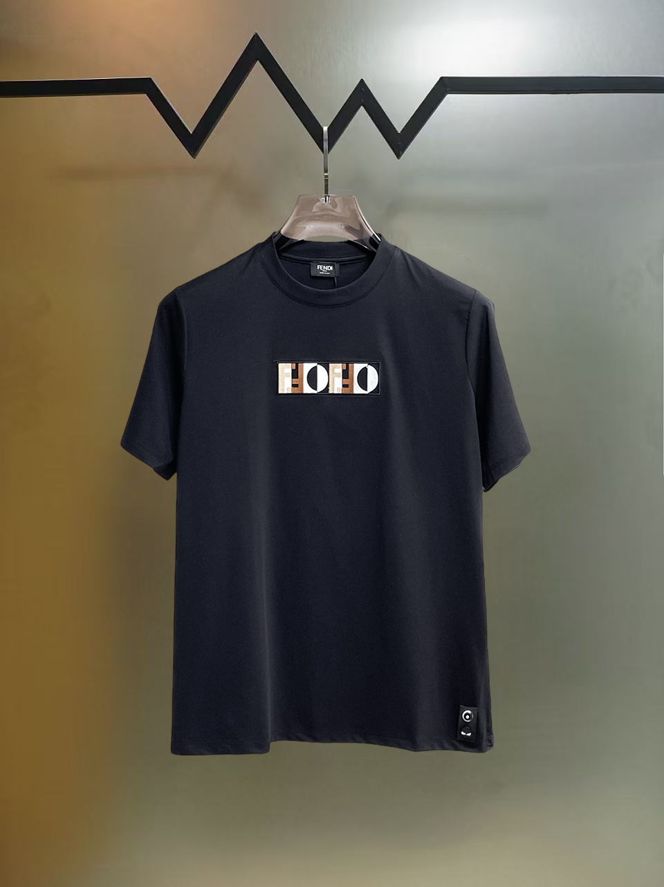 NO:838978,Fendi's top products 2026 spring and summer new debut counter latest short-sleeved round neck T-shirt, high-end customization, avant-garde and fashionable design!  The brand logo is designed with heavy craftsmanship. High-end customized 260g fabric. Soft to the touch. Comfortable to wear. Exquisite stitching at the counter level. Fine workmanship. The upper body effect is incomparably handsome!  A must-have item for a stylish man!  Size S-XXL,,fendi,T-shirt,tees,t-shirt,19860909芬迪 顶级货品2026春夏新款首发专柜最新款短袖圆领T恤 高端订制 设计前卫时尚！品牌logo重工艺设计 高端定制260克面料.手感柔软.穿着舒适.专柜级别精致车线.做工精细.上身效果无敌帅气！型男必备单品！码数S-XXL,,fendi,T-shirt,tees，t-shirt,,Men's clothing