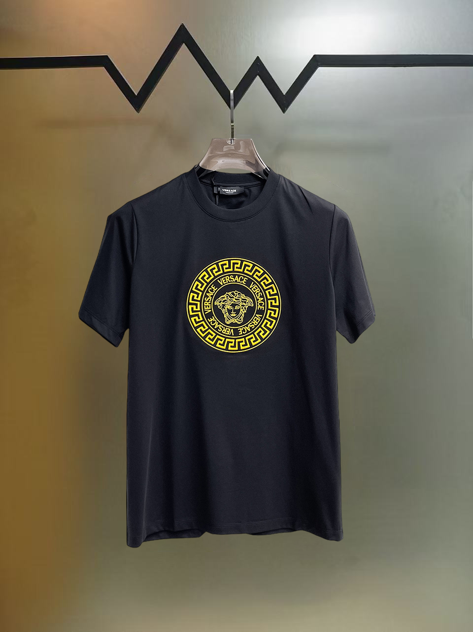 NO:838982,Versace's top products 2026 spring and summer new debut counter latest short-sleeved round neck T-shirt, high-end customization, avant-garde and fashionable design!  The brand logo is designed with heavy craftsmanship. High-end customized 260g fabric. Soft to the touch. Comfortable to wear. Exquisite stitching at the counter level. Fine workmanship. The upper body effect is incomparably handsome!  A must-have item for a stylish man!  Size S-XXL,,versace,T-shirt,tees,t-shirt,19860909范思哲 顶级货品2026春夏新款首发专柜最新款短袖圆领T恤 高端订制 设计前卫时尚！品牌logo重工艺设计 高端定制260克面料.手感柔软.穿着舒适.专柜级别精致车线.做工精细.上身效果无敌帅气！型男必备单品！码数S-XXL,,versace,T-shirt,tees，t-shirt,,Men's clothing