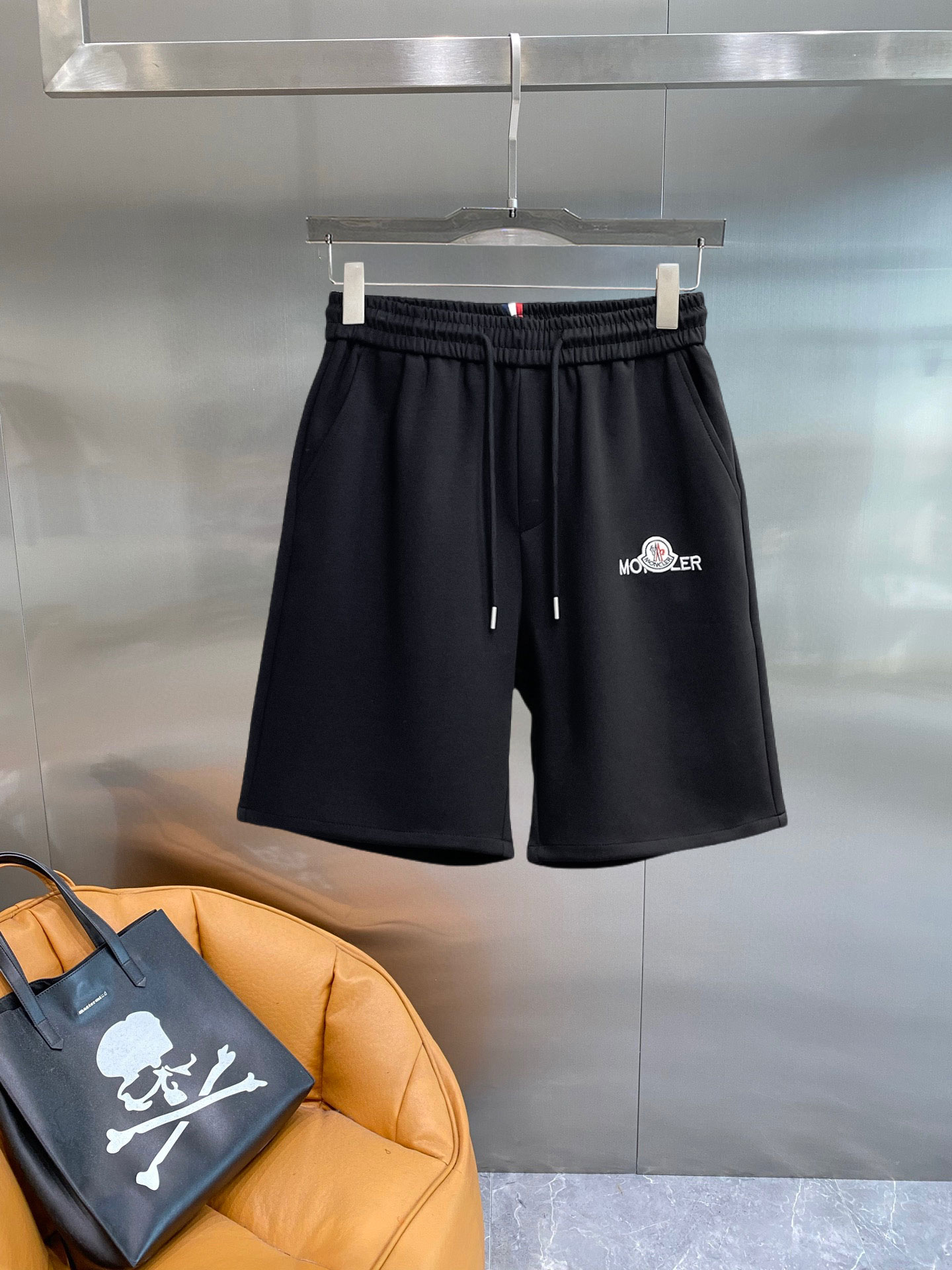 NO:838972,Mengkou 2026ss summer new original counter casual shorts, luxury classic brand original LOGO accessories, counter best-selling model, very comfortable to wear, low-key yet luxurious, very classy to wear. Needless to say the trousers style and tailoring, the upper body is exquisite and high-end, first-class and top-quality materials. Really palace-level casual pants. The cotton of Turkey is of outstanding quality. After heavy washing, the pants are very soft!  Don't be picky. The upper body is absolutely stylish and extremely luxurious. Please state your height and weight when ordering sizes M-3XL.,,Moncler,shorts,19860909蒙口 2026ss夏季新款原单专柜休闲短裤,奢华经典品牌原版LOGO配饰 专柜热销款 身穿着非常舒适 低调不失奢华 穿出去非常有档次 裤型款式和裁剪亦无需多言 上身精致跃然高档一等一顶级质料 真正殿堂级的休闲裤 选用土耳其的棉花品质卓然,经过重水洗使得裤子很柔软！不挑人 上身绝对的有型 极度奢华. 尺码M-3XL下单报身高体重.,,Moncler,shorts,,Men's clothing