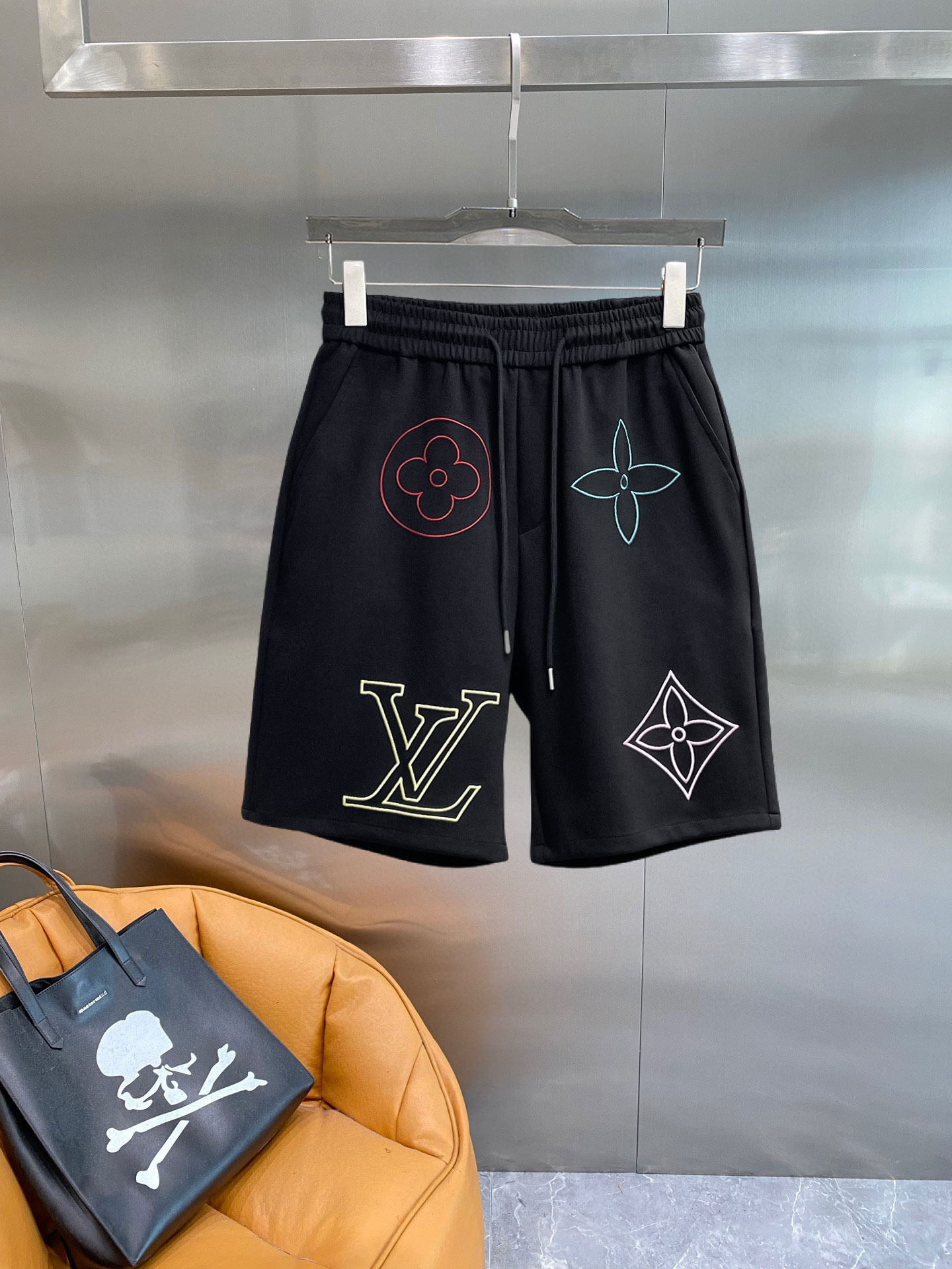 NO:838980,2026ss new summer new original counter casual shorts, luxury classic brand original LOGO accessories, counter best-selling style. Very comfortable to wear, low-key yet luxurious, very classy to wear. Needless to say the trousers style and tailoring. The upper body is exquisite and high-end, first-class and top-quality materials. Really palace-level casual pants. The cotton of Turkey is of outstanding quality. After heavy washing, the pants are very soft!  Don't be picky. The upper body is absolutely stylish and extremely luxurious. Please state your height and weight when placing an order for sizes M-3XL.,,shorts,198609092026ss夏季新款原单专柜休闲短裤,奢华经典品牌原版LOGO配饰 专柜热销款 身穿着非常舒适 低调不失奢华 穿出去非常有档次 裤型款式和裁剪亦无需多言 上身精致跃然高档一等一顶级质料 真正殿堂级的休闲裤 选用土耳其的棉花品质卓然,经过重水洗使得裤子很柔软！不挑人 上身绝对的有型 极度奢华. 尺码M-3XL下单报身高体重.,,shorts,,Men's clothing