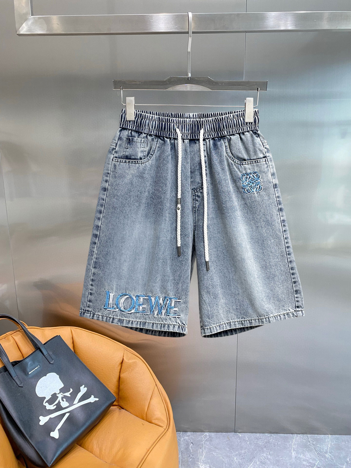 NO:838984,Loewe 2026ss summer new original counter casual shorts, luxury classic brand original LOGO accessories, counter best-selling model, very comfortable to wear, low-key yet luxurious, very classy to wear. Needless to say, the trousers style and tailoring. The upper body is exquisite and high-end, first-class and top-quality materials. Really palace-level casual trousers. The cotton of Turkey is of outstanding quality. After heavy washing, the pants are very soft!  Don't be picky, the upper body is absolutely stylish and extremely luxurious. Please quote your height and weight when ordering sizes M-3XL.,,loewe,shorts,19860909罗意威 2026ss夏季新款原单专柜休闲短裤,奢华经典品牌原版LOGO配饰 专柜热销款 身穿着非常舒适 低调不失奢华 穿出去非常有档次 裤型款式和裁剪亦无需多言 上身精致跃然高档一等一顶级质料 真正殿堂级的休闲裤 选用土耳其的棉花品质卓然,经过重水洗使得裤子很柔软！不挑人 上身绝对的有型 极度奢华. 尺码M-3XL下单报身高体重.,,loewe,shorts,,Men's clothing