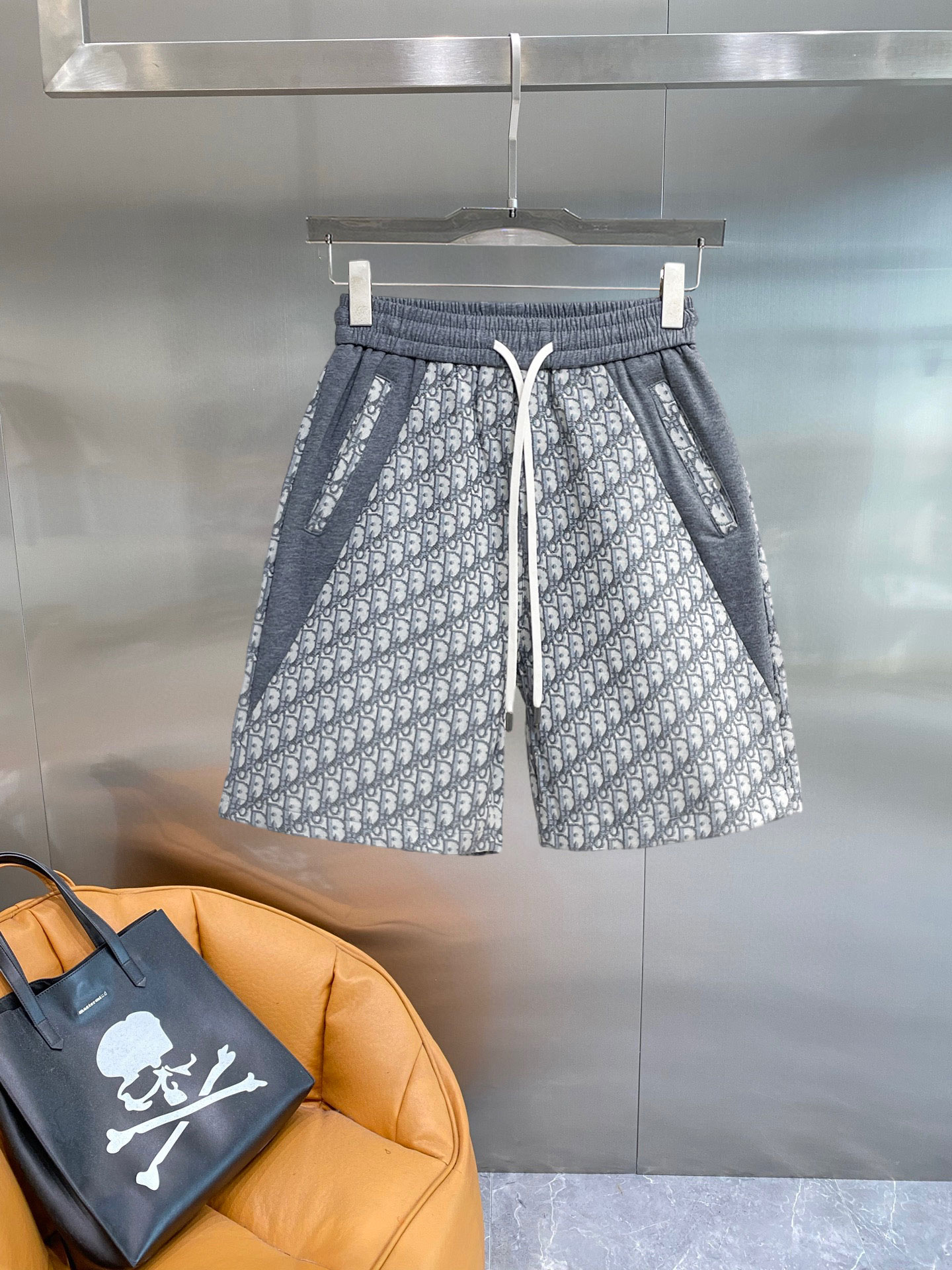 NO:838988,Dior 2026ss summer new original counter casual shorts, luxury classic brand original LOGO accessories, counter best-selling model. Very comfortable to wear, low-key yet luxurious, very classy to wear. Needless to say the trousers style and tailoring. The upper body is exquisite and high-end, first-class and top-quality materials. Really palace-level casual pants. The cotton of Turkey is of outstanding quality. After heavy washing, the pants are very soft!  Don't be picky. The upper body is absolutely stylish and extremely luxurious. Please state your height and weight when placing an order for sizes M-3XL.,,dior,shorts,19860909迪奥 2026ss夏季新款原单专柜休闲短裤,奢华经典品牌原版LOGO配饰 专柜热销款 身穿着非常舒适 低调不失奢华 穿出去非常有档次 裤型款式和裁剪亦无需多言 上身精致跃然高档一等一顶级质料 真正殿堂级的休闲裤 选用土耳其的棉花品质卓然,经过重水洗使得裤子很柔软！不挑人 上身绝对的有型 极度奢华. 尺码M-3XL下单报身高体重.,,dior,shorts,,Men's clothing