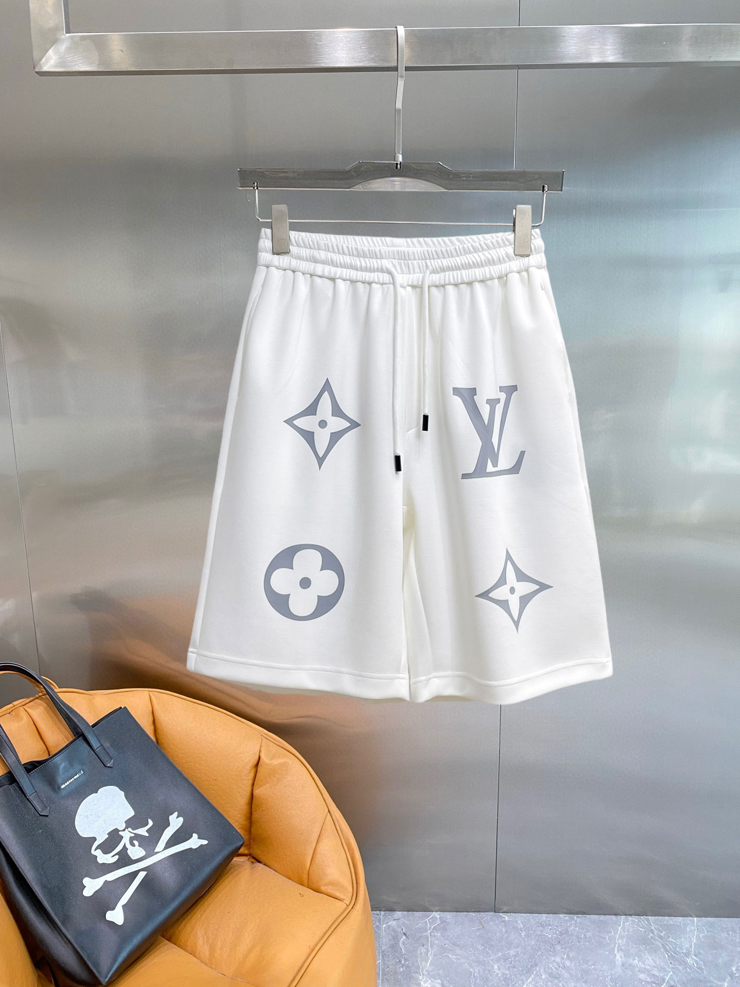 NO:838989,lv 2026ss summer new original counter casual shorts, luxury classic brand original LOGO accessories, counter best-selling model, very comfortable to wear, low-key yet luxurious, very classy to wear. Needless to say the trousers style and tailoring, the upper body is exquisite and high-end, first-class and top-quality materials. Really palace-level casual pants. The cotton of Turkey is selected for its outstanding quality. After heavy washing, the pants are very soft!  Don't be picky. The upper body is absolutely stylish and extremely luxurious. Please quote your height and weight when ordering sizes M-3XL.,,louis vuitton,shorts,19860909lv 2026ss夏季新款原单专柜休闲短裤,奢华经典品牌原版LOGO配饰 专柜热销款 身穿着非常舒适 低调不失奢华 穿出去非常有档次 裤型款式和裁剪亦无需多言 上身精致跃然高档一等一顶级质料 真正殿堂级的休闲裤 选用土耳其的棉花品质卓然,经过重水洗使得裤子很柔软！不挑人 上身绝对的有型 极度奢华. 尺码M-3XL下单报身高体重.,,louis vuitton,shorts,,Men's clothing