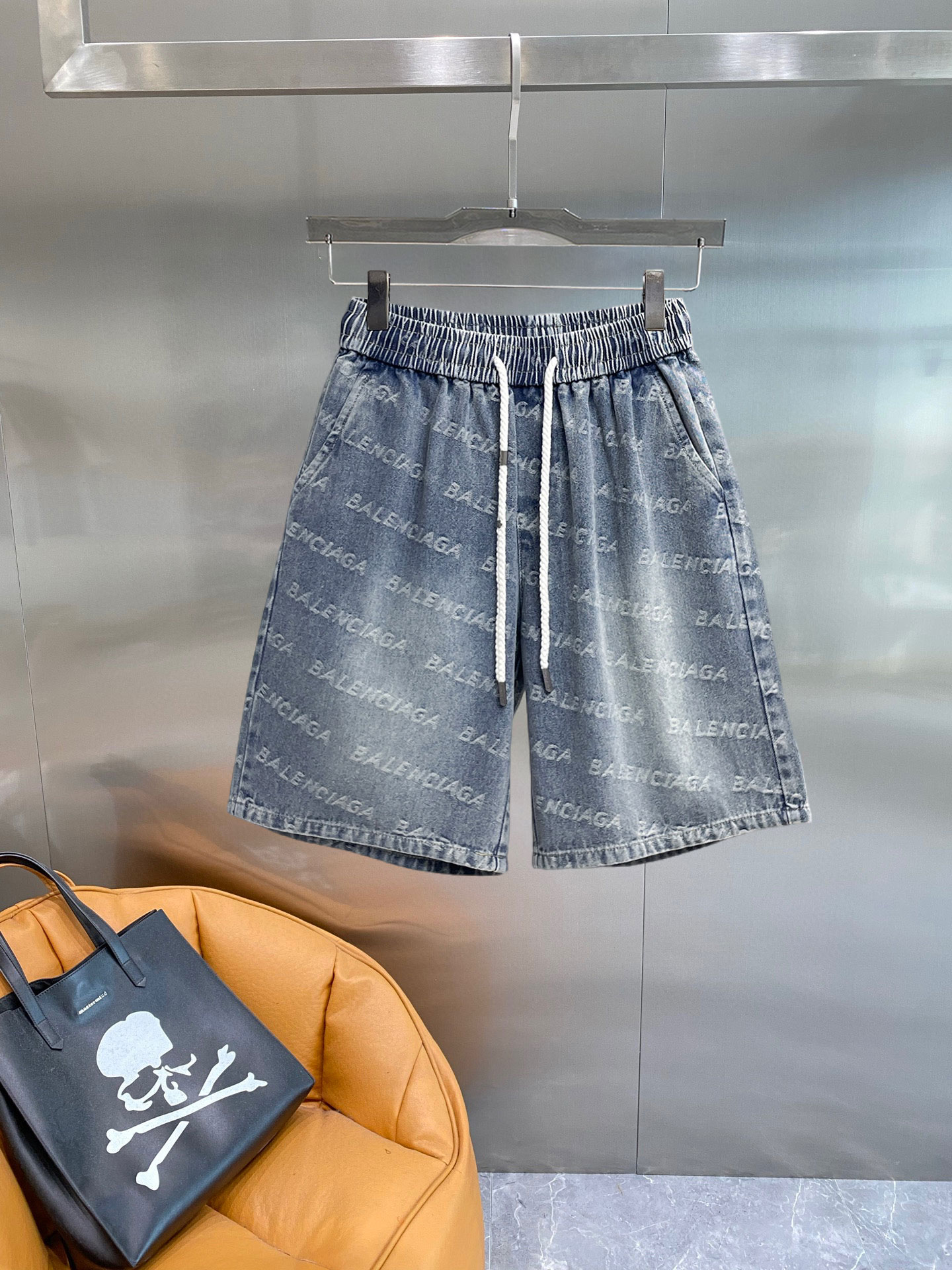 NO:838999,Balenciaga 2026ss summer new original counter casual shorts, luxury classic brand original LOGO accessories, counter best-selling style, very comfortable to wear, low-key yet luxurious, very classy to wear. Needless to say, the trousers style and tailoring. The upper body is exquisite and high-end, first-class and top-quality materials. Really palace-level casual pants. The cotton of Turkey is of outstanding quality. After heavy washing, the pants are very soft!  Don't be picky. The upper body is absolutely stylish and extremely luxurious. Please state your height and weight when ordering sizes M-3XL.,,balenciaga,shorts,19860909巴黎世家 2026ss夏季新款原单专柜休闲短裤,奢华经典品牌原版LOGO配饰 专柜热销款 身穿着非常舒适 低调不失奢华 穿出去非常有档次 裤型款式和裁剪亦无需多言 上身精致跃然高档一等一顶级质料 真正殿堂级的休闲裤 选用土耳其的棉花品质卓然,经过重水洗使得裤子很柔软！不挑人 上身绝对的有型 极度奢华. 尺码M-3XL下单报身高体重.,,balenciaga,shorts,,Men's clothing