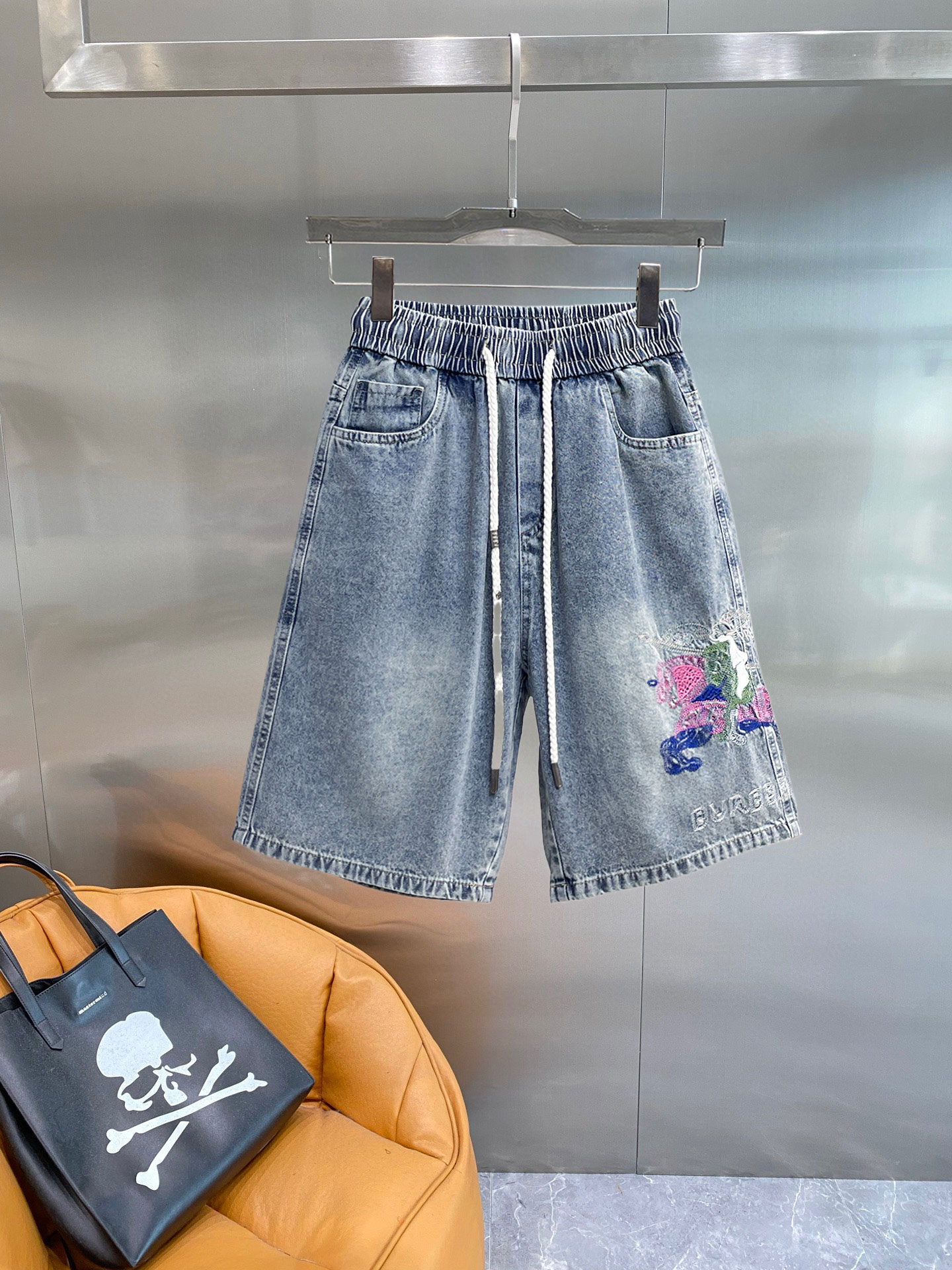 NO:839004,Burberry 2026ss summer new original counter casual shorts, luxury classic brand original LOGO accessories, counter best-selling model. Very comfortable to wear, low-key yet luxurious, very classy to wear. Needless to say the trousers style and tailoring. The upper body is exquisite and high-end, first-class and top-quality materials. Really palace-level casual pants. The cotton of Turkey is of outstanding quality. After heavy washing, the pants are very soft!  Don't be picky. The upper body is absolutely stylish and extremely luxurious. Please quote your height and weight when ordering sizes M-3XL.,,burberry,shorts,19860909巴宝莉 2026ss夏季新款原单专柜休闲短裤,奢华经典品牌原版LOGO配饰 专柜热销款 身穿着非常舒适 低调不失奢华 穿出去非常有档次 裤型款式和裁剪亦无需多言 上身精致跃然高档一等一顶级质料 真正殿堂级的休闲裤 选用土耳其的棉花品质卓然,经过重水洗使得裤子很柔软！不挑人 上身绝对的有型 极度奢华. 尺码M-3XL下单报身高体重.,,burberry,shorts,,Men's clothing