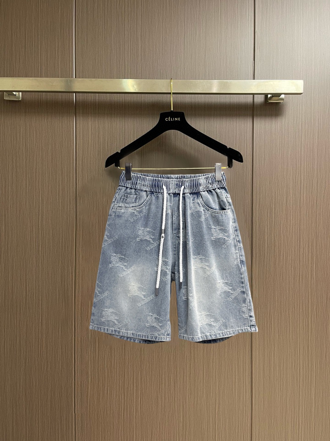 NO:936609,Burberry 2026ss summer new original counter casual shorts, luxury classic brand original LOGO accessories, counter best-selling model. Very comfortable to wear, low-key yet luxurious, very classy to wear. Needless to say the trousers style and tailoring. The upper body is exquisite and high-end, first-class and top-quality materials. Really palace-level casual pants. The cotton of Turkey is of outstanding quality. After heavy washing, the pants are very soft!  Don't be picky. The upper body is absolutely stylish and extremely luxurious. Please quote your height and weight when ordering sizes M-3XL.,,burberry,shorts,19860909巴宝莉 2026ss夏季新款原单专柜休闲短裤,奢华经典品牌原版LOGO配饰 专柜热销款 身穿着非常舒适 低调不失奢华 穿出去非常有档次 裤型款式和裁剪亦无需多言 上身精致跃然高档一等一顶级质料 真正殿堂级的休闲裤 选用土耳其的棉花品质卓然,经过重水洗使得裤子很柔软！不挑人 上身绝对的有型 极度奢华. 尺码M-3XL下单报身高体重.,,burberry,shorts,,Men's clothing