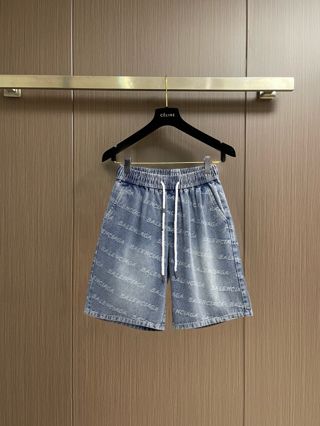 NO:936612,Balenciaga 2026ss summer new original counter casual shorts, luxury classic brand original LOGO accessories, counter best-selling style, very comfortable to wear, low-key yet luxurious, very classy to wear. Needless to say, the trousers style and tailoring. The upper body is exquisite and high-end, first-class and top-quality materials. Really palace-level casual pants. The cotton of Turkey is of outstanding quality. After heavy washing, the pants are very soft!  Don't be picky. The upper body is absolutely stylish and extremely luxurious. Please state your height and weight when ordering sizes M-3XL.,,balenciaga,shorts,19860909巴黎世家 2026ss夏季新款原单专柜休闲短裤,奢华经典品牌原版LOGO配饰 专柜热销款 身穿着非常舒适 低调不失奢华 穿出去非常有档次 裤型款式和裁剪亦无需多言 上身精致跃然高档一等一顶级质料 真正殿堂级的休闲裤 选用土耳其的棉花品质卓然,经过重水洗使得裤子很柔软！不挑人 上身绝对的有型 极度奢华. 尺码M-3XL下单报身高体重.,,balenciaga,shorts,,Men's clothing