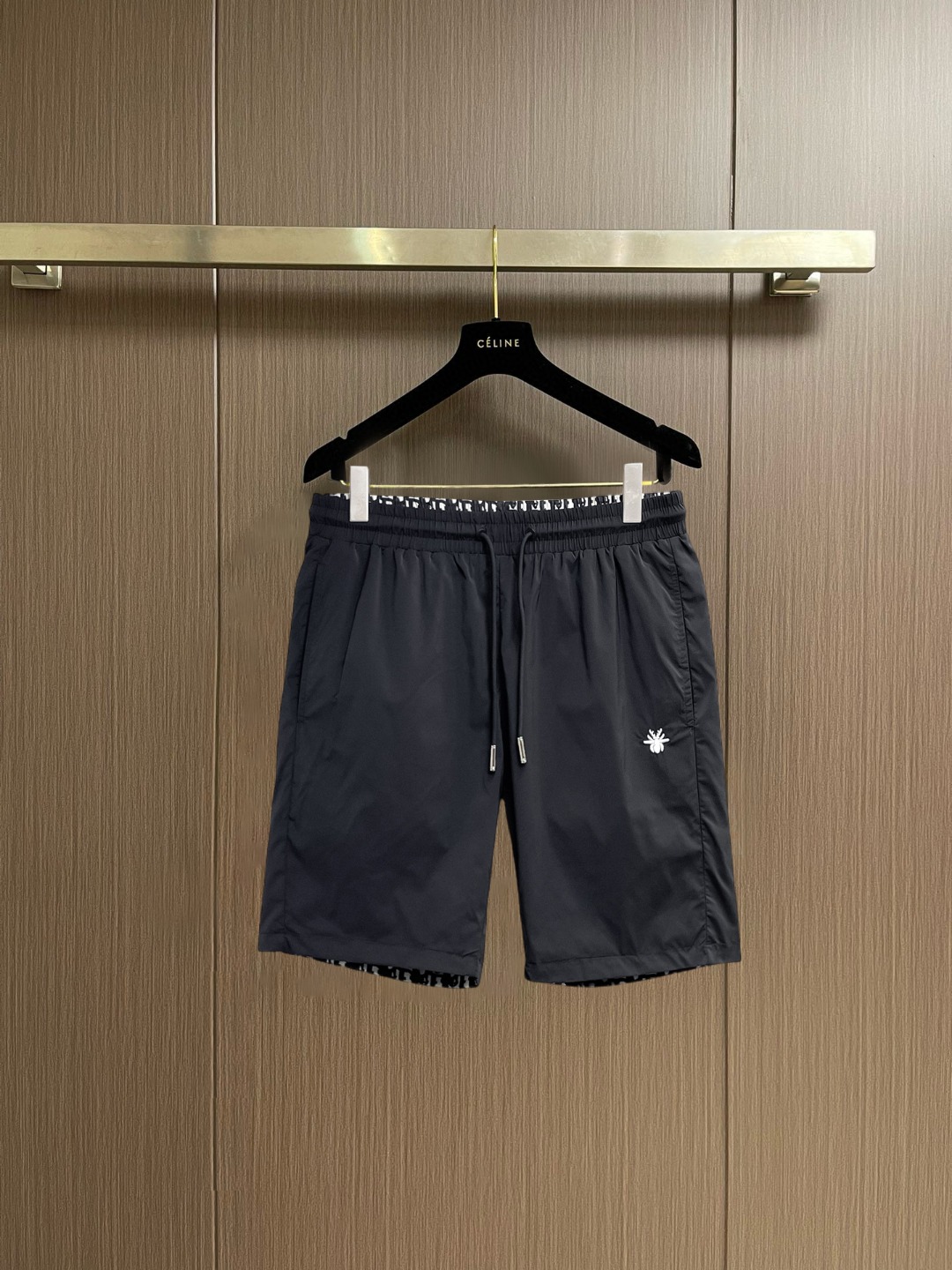 NO:936618,Dior 2026ss summer new original counter casual shorts, luxury classic brand original LOGO accessories, counter best-selling model. Very comfortable to wear, low-key yet luxurious, very classy to wear. Needless to say the trousers style and tailoring. The upper body is exquisite and high-end, first-class and top-quality materials. Really palace-level casual pants. The cotton of Turkey is of outstanding quality. After heavy washing, the pants are very soft!  Don't be picky. The upper body is absolutely stylish and extremely luxurious. Please state your height and weight when placing an order for sizes M-3XL.,,dior,shorts,19860909迪奥 2026ss夏季新款原单专柜休闲短裤,奢华经典品牌原版LOGO配饰 专柜热销款 身穿着非常舒适 低调不失奢华 穿出去非常有档次 裤型款式和裁剪亦无需多言 上身精致跃然高档一等一顶级质料 真正殿堂级的休闲裤 选用土耳其的棉花品质卓然,经过重水洗使得裤子很柔软！不挑人 上身绝对的有型 极度奢华. 尺码M-3XL下单报身高体重.,,dior,shorts,,Men's clothing