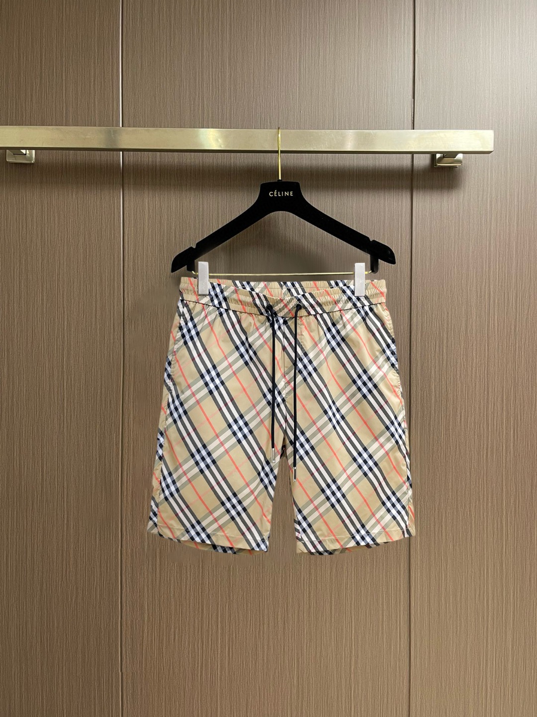 NO:936621,Burberry 2026ss summer new original counter casual shorts, luxury classic brand original LOGO accessories, counter best-selling model. Very comfortable to wear, low-key yet luxurious, very classy to wear. Needless to say the trousers style and tailoring. The upper body is exquisite and high-end, first-class and top-quality materials. Really palace-level casual pants. The cotton of Turkey is of outstanding quality. After heavy washing, the pants are very soft!  Don't be picky. The upper body is absolutely stylish and extremely luxurious. Please quote your height and weight when ordering sizes M-3XL.,,burberry,shorts,19860909巴宝莉 2026ss夏季新款原单专柜休闲短裤,奢华经典品牌原版LOGO配饰 专柜热销款 身穿着非常舒适 低调不失奢华 穿出去非常有档次 裤型款式和裁剪亦无需多言 上身精致跃然高档一等一顶级质料 真正殿堂级的休闲裤 选用土耳其的棉花品质卓然,经过重水洗使得裤子很柔软！不挑人 上身绝对的有型 极度奢华. 尺码M-3XL下单报身高体重.,,burberry,shorts,,Men's clothing