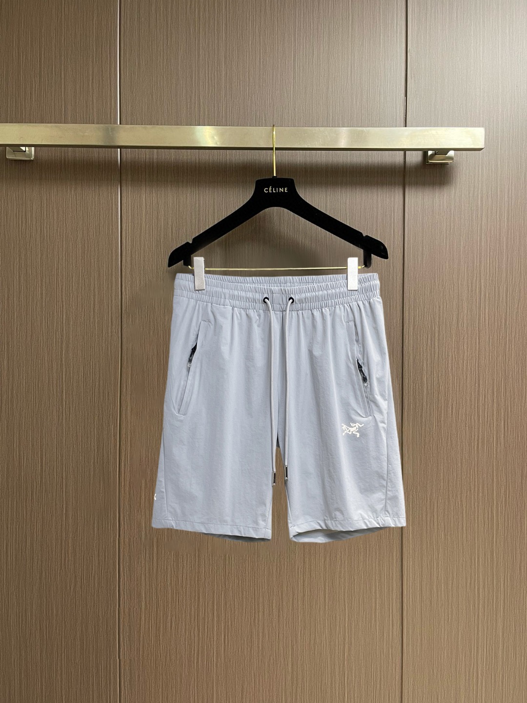 NO:936625,Arc'teryx 2026ss summer new original counter casual shorts, luxury classic brand original LOGO accessories, counter best-selling model, very comfortable to wear, low-key yet luxurious, very classy to wear. Needless to say, the trousers style and tailoring. The upper body is exquisite and high-end, first-class and top-quality materials. Really palace-level casual pants. The cotton of Türkiye is of outstanding quality. After heavy washing, the pants are very soft!  Don't be picky, the upper body is absolutely stylish and extremely luxurious. Please state your height and weight when placing an order for sizes M-3XL.,arc'teryx,shorts,19860909始祖鸟 2026ss夏季新款原单专柜休闲短裤,奢华经典品牌原版LOGO配饰 专柜热销款 身穿着非常舒适 低调不失奢华 穿出去非常有档次 裤型款式和裁剪亦无需多言 上身精致跃然高档一等一顶级质料 真正殿堂级的休闲裤 选用土耳其的棉花品质卓然,经过重水洗使得裤子很柔软！不挑人 上身绝对的有型 极度奢华. 尺码M-3XL下单报身高体重.,arc'teryx,shorts,,Men's clothing