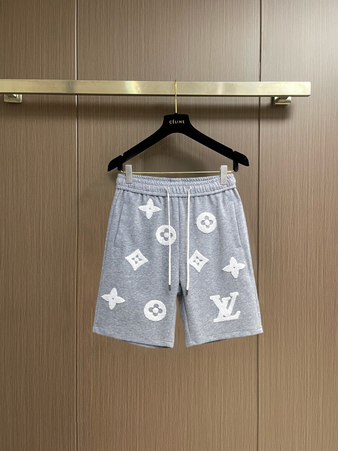 NO:936598,lv 2026ss summer new original counter casual shorts, luxury classic brand original LOGO accessories, counter best-selling model, very comfortable to wear, low-key yet luxurious, very classy to wear. Needless to say the trousers style and tailoring, the upper body is exquisite and high-end, first-class and top-quality materials. Really palace-level casual pants. The cotton of Turkey is selected for its outstanding quality. After heavy washing, the pants are very soft!  Don't be picky. The upper body is absolutely stylish and extremely luxurious. Please quote your height and weight when ordering sizes M-3XL.,,louis vuitton,shorts,19860909lv 2026ss夏季新款原单专柜休闲短裤,奢华经典品牌原版LOGO配饰 专柜热销款 身穿着非常舒适 低调不失奢华 穿出去非常有档次 裤型款式和裁剪亦无需多言 上身精致跃然高档一等一顶级质料 真正殿堂级的休闲裤 选用土耳其的棉花品质卓然,经过重水洗使得裤子很柔软！不挑人 上身绝对的有型 极度奢华. 尺码M-3XL下单报身高体重.,,louis vuitton,shorts,,Men's clothing