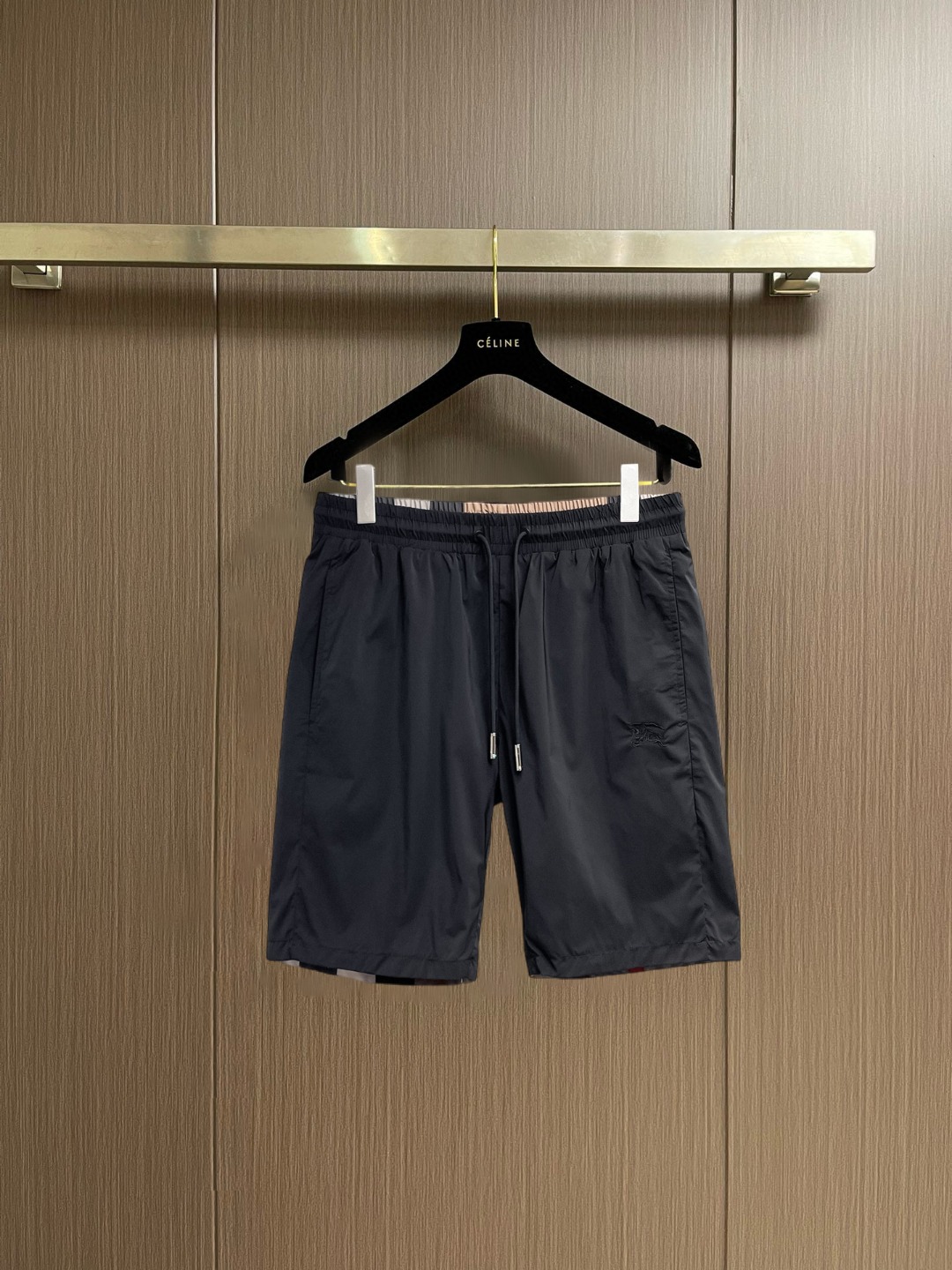 NO:936601,Burberry 2026ss summer new original counter casual shorts, luxury classic brand original LOGO accessories, counter best-selling model. Very comfortable to wear, low-key yet luxurious, very classy to wear. Needless to say the trousers style and tailoring. The upper body is exquisite and high-end, first-class and top-quality materials. Really palace-level casual pants. The cotton of Turkey is of outstanding quality. After heavy washing, the pants are very soft!  Don't be picky. The upper body is absolutely stylish and extremely luxurious. Please quote your height and weight when ordering sizes M-3XL.,,burberry,shorts,19860909巴宝莉 2026ss夏季新款原单专柜休闲短裤,奢华经典品牌原版LOGO配饰 专柜热销款 身穿着非常舒适 低调不失奢华 穿出去非常有档次 裤型款式和裁剪亦无需多言 上身精致跃然高档一等一顶级质料 真正殿堂级的休闲裤 选用土耳其的棉花品质卓然,经过重水洗使得裤子很柔软！不挑人 上身绝对的有型 极度奢华. 尺码M-3XL下单报身高体重.,,burberry,shorts,,Men's clothing