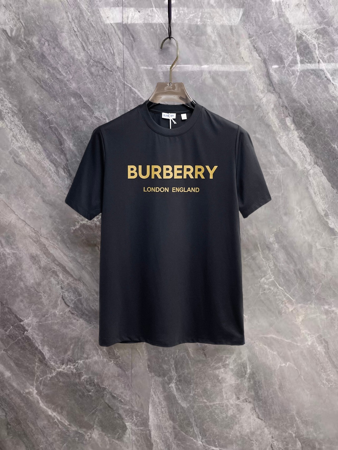 NO:936619,Burberry's top products 2026 spring and summer new debut counter latest short-sleeved round neck T-shirt, high-end custom design, avant-garde and fashionable!  The brand logo is designed with heavy craftsmanship. High-end customized 260g fabric. Soft to the touch. Comfortable to wear. Exquisite stitching at the counter level. Fine workmanship. The upper body effect is incomparably handsome!  A must-have item for a stylish man!  Size M-XXXL,,burberry,T-shirt,tees,t-shirt,19860909巴宝莉 顶级货品2026春夏新款首发专柜最新款短袖圆领T恤 高端订制 设计前卫时尚！品牌logo重工艺设计 高端定制260克面料.手感柔软.穿着舒适.专柜级别精致车线.做工精细.上身效果无敌帅气！型男必备单品！码数M-XXXL,,burberry,T-shirt,tees，t-shirt,,Men's clothing