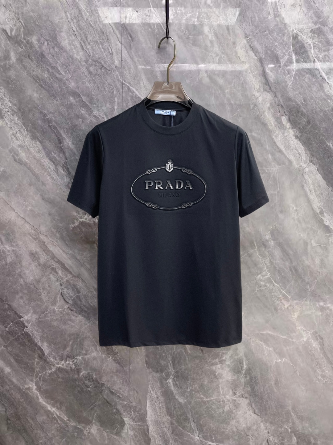 NO:936622,Prada's top products 2026 spring and summer new debut counter latest short-sleeved round neck T-shirt, high-end customization, avant-garde and fashionable design!  The brand logo is designed with heavy craftsmanship. High-end customized 260g fabric. Soft to the touch. Comfortable to wear. Exquisite stitching at the counter level. Fine workmanship. The upper body effect is incomparably handsome!  A must-have item for a stylish man!  Size M-XXXL,,prada,T-shirt,tees,t-shirt,19860909普拉达 顶级货品2026春夏新款首发专柜最新款短袖圆领T恤 高端订制 设计前卫时尚！品牌logo重工艺设计 高端定制260克面料.手感柔软.穿着舒适.专柜级别精致车线.做工精细.上身效果无敌帅气！型男必备单品！码数M-XXXL,,prada,T-shirt,tees，t-shirt,,Men's clothing