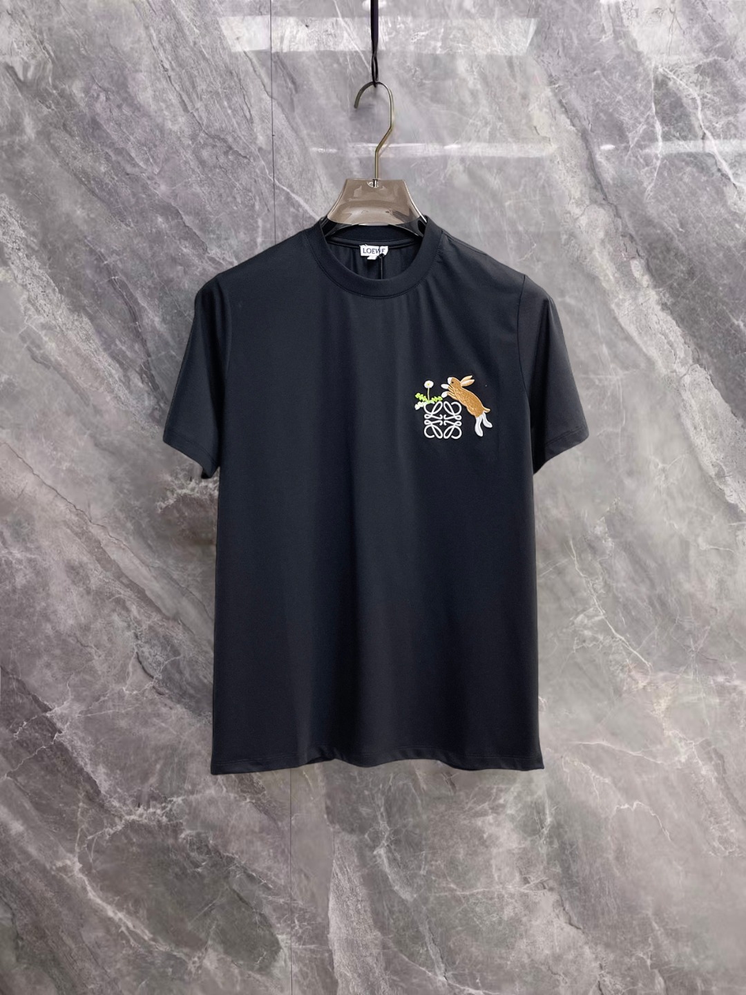 NO:936624,Luo Yiwei's top products 2026 spring and summer new debut counter, the latest short-sleeved round neck T-shirt, high-end customization, avant-garde and fashionable design!  The brand logo is designed with heavy craftsmanship. High-end customized 260g fabric. Soft to the touch. Comfortable to wear. Exquisite stitching at the counter level. Fine workmanship. The upper body effect is incomparably handsome!  A must-have item for a stylish man!  Size M-XXXL,,loewe,T-shirt,tees,t-shirt,19860909罗意威 顶级货品2026春夏新款首发专柜最新款短袖圆领T恤 高端订制 设计前卫时尚！品牌logo重工艺设计 高端定制260克面料.手感柔软.穿着舒适.专柜级别精致车线.做工精细.上身效果无敌帅气！型男必备单品！码数M-XXXL,,loewe,T-shirt,tees，t-shirt,,Men's clothing