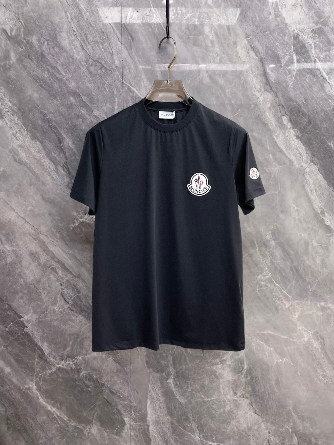 NO:936626,Mengkou's top products 2026 spring and summer new debut counter latest short-sleeved round neck T-shirt, high-end custom design, avant-garde and fashionable!  The brand logo is designed with heavy craftsmanship. High-end customized 260g fabric. Soft to the touch. Comfortable to wear. Exquisite stitching at the counter level. Fine workmanship. The upper body effect is incomparably handsome!  A must-have item for a stylish man!  Size M-XXXL,,Moncler,T-shirt,tees,t-shirt,19860909蒙口 顶级货品2026春夏新款首发专柜最新款短袖圆领T恤 高端订制 设计前卫时尚！品牌logo重工艺设计 高端定制260克面料.手感柔软.穿着舒适.专柜级别精致车线.做工精细.上身效果无敌帅气！型男必备单品！码数M-XXXL,,Moncler,T-shirt,tees，t-shirt,,Men's clothing