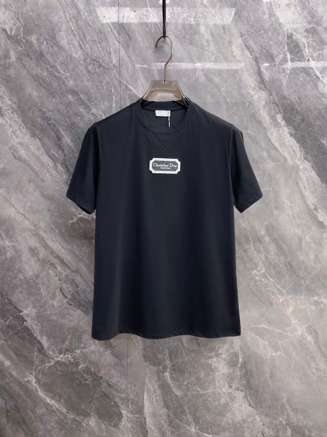 NO:936628,Dior's top products 2026 spring and summer new debut counter latest short-sleeved round neck T-shirt, high-end customization, avant-garde and fashionable design!  The brand logo is designed with heavy craftsmanship. High-end customized 260g fabric. Soft to the touch. Comfortable to wear. Exquisite stitching at the counter level. Fine workmanship. The upper body effect is incomparably handsome!  A must-have item for a stylish man!  Size M-XXXL,,dior,T-shirt,tees,t-shirt,19860909迪奥 顶级货品2026春夏新款首发专柜最新款短袖圆领T恤 高端订制 设计前卫时尚！品牌logo重工艺设计 高端定制260克面料.手感柔软.穿着舒适.专柜级别精致车线.做工精细.上身效果无敌帅气！型男必备单品！码数M-XXXL,,dior,T-shirt,tees，t-shirt,,Men's clothing