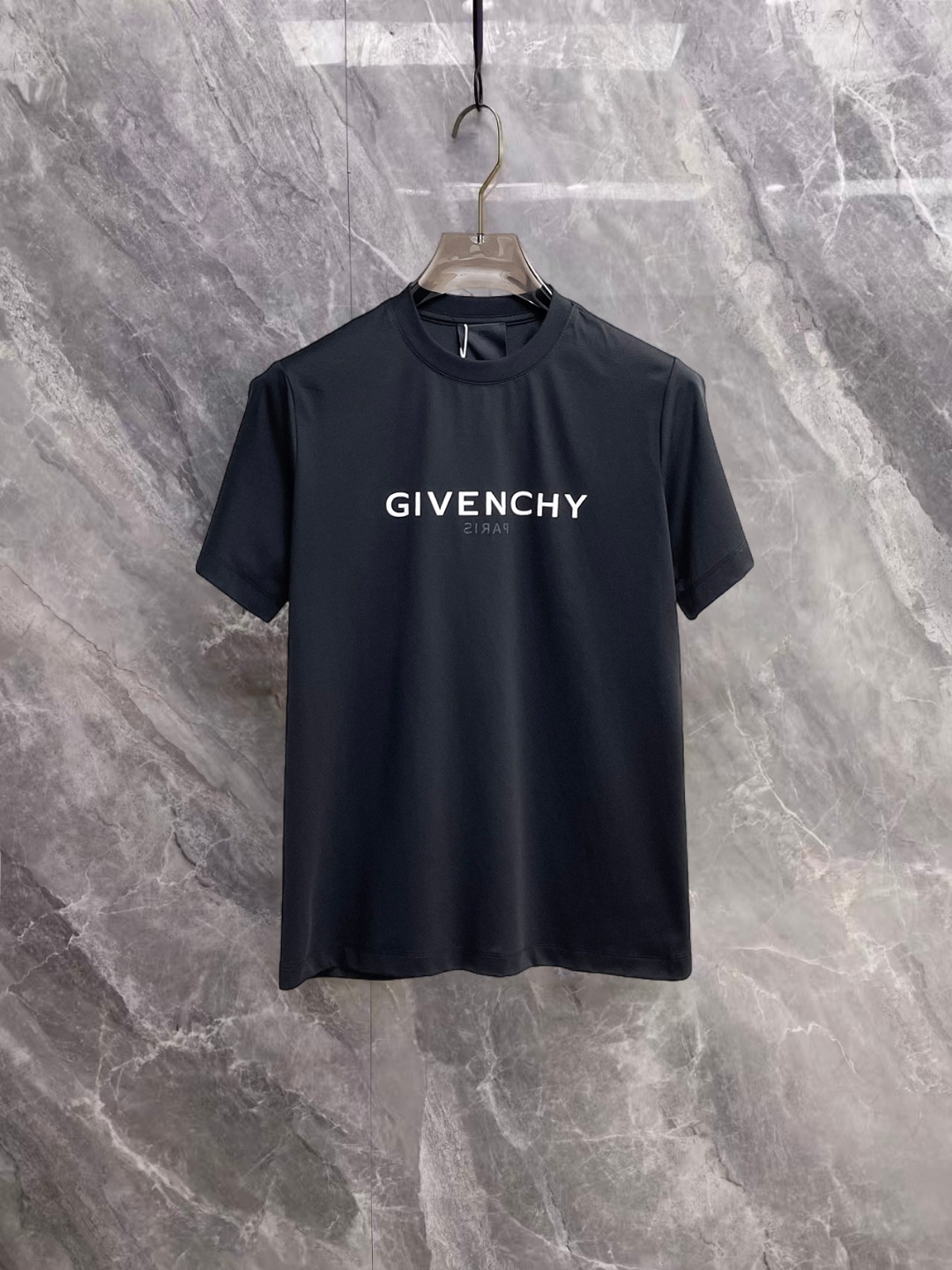 NO:936630,Givenchy's top products 2026 spring and summer new debut counter, the latest short-sleeved round neck T-shirt, high-end customization, avant-garde and fashionable design!  The brand logo is designed with heavy craftsmanship. High-end customized 260g fabric. Soft to the touch. Comfortable to wear. Exquisite stitching at the counter level. Fine workmanship. The upper body effect is incomparably handsome!  A must-have item for a stylish man!  Size M-XXXL,,givenchy,T-shirt,tees,t-shirt,19860909纪梵希 顶级货品2026春夏新款首发专柜最新款短袖圆领T恤 高端订制 设计前卫时尚！品牌logo重工艺设计 高端定制260克面料.手感柔软.穿着舒适.专柜级别精致车线.做工精细.上身效果无敌帅气！型男必备单品！码数M-XXXL,,givenchy,T-shirt,tees，t-shirt,,Men's clothing