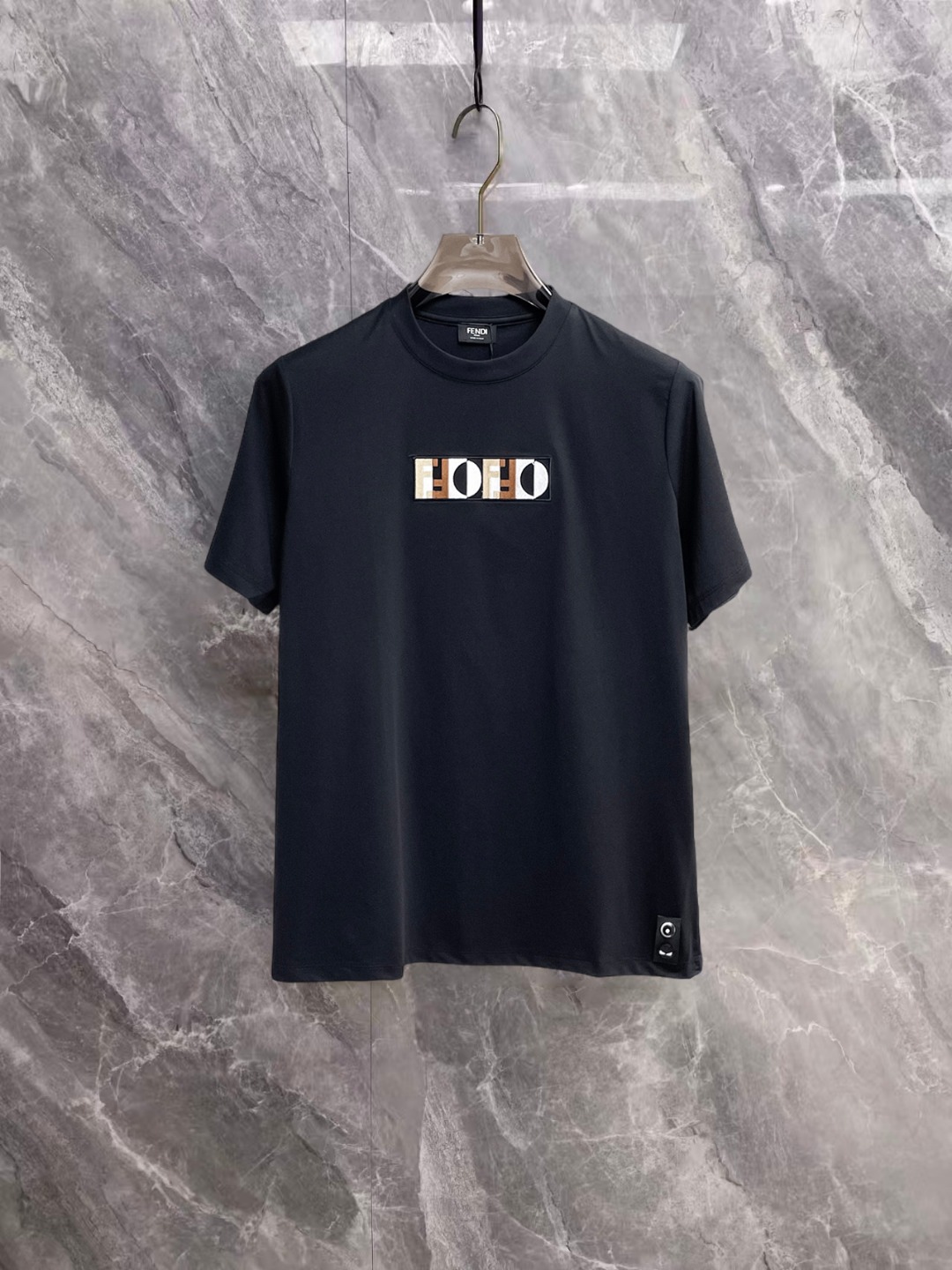 NO:936632,Fendi's top products 2026 spring and summer new debut counter latest short-sleeved round neck T-shirt, high-end customization, avant-garde and fashionable design!  The brand logo is designed with heavy craftsmanship. High-end customized 260g fabric. Soft to the touch. Comfortable to wear. Exquisite stitching at the counter level. Fine workmanship. The upper body effect is incomparably handsome!  A must-have item for a stylish man!  Size M-XXXL,,fendi,T-shirt,tees,t-shirt,19860909芬迪 顶级货品2026春夏新款首发专柜最新款短袖圆领T恤 高端订制 设计前卫时尚！品牌logo重工艺设计 高端定制260克面料.手感柔软.穿着舒适.专柜级别精致车线.做工精细.上身效果无敌帅气！型男必备单品！码数M-XXXL,,fendi,T-shirt,tees，t-shirt,,Men's clothing