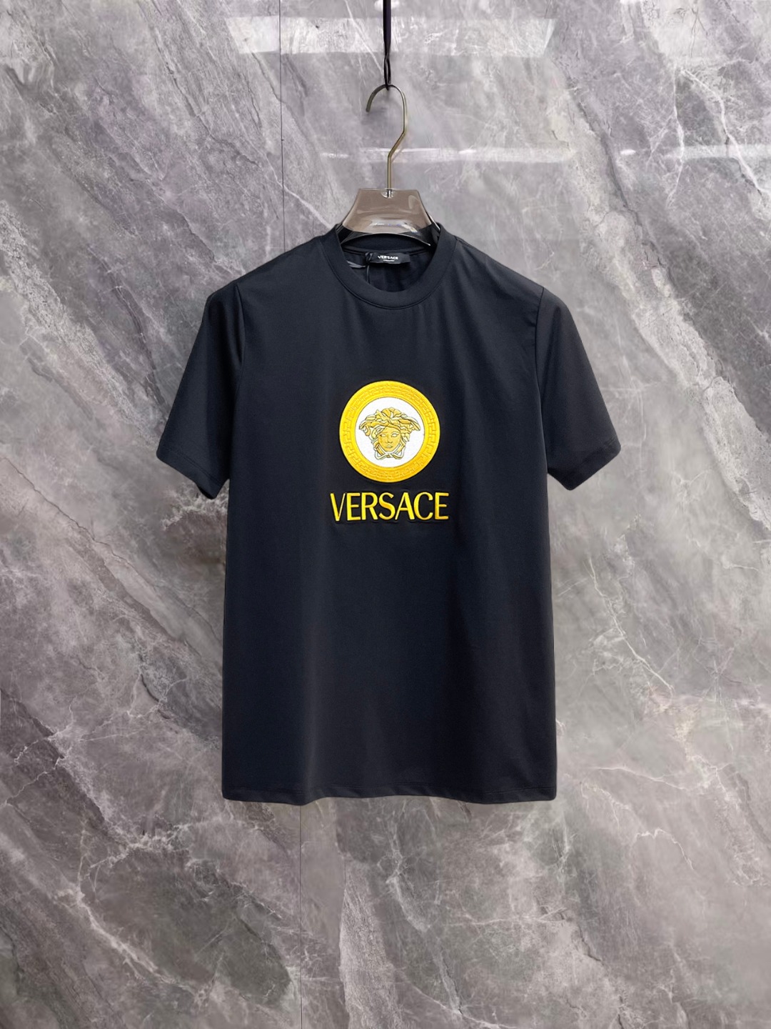 NO:936634,Versace's top products 2026 spring and summer new debut counter latest short-sleeved round neck T-shirt, high-end customization, avant-garde and fashionable design!  The brand logo is designed with heavy craftsmanship. High-end customized 260g fabric. Soft to the touch. Comfortable to wear. Exquisite stitching at the counter level. Fine workmanship. The upper body effect is incomparably handsome!  A must-have item for a stylish man!  Size M-XXXL,,versace,T-shirt,tees,t-shirt,19860909范思哲 顶级货品2026春夏新款首发专柜最新款短袖圆领T恤 高端订制 设计前卫时尚！品牌logo重工艺设计 高端定制260克面料.手感柔软.穿着舒适.专柜级别精致车线.做工精细.上身效果无敌帅气！型男必备单品！码数M-XXXL,,versace,T-shirt,tees，t-shirt,,Men's clothing