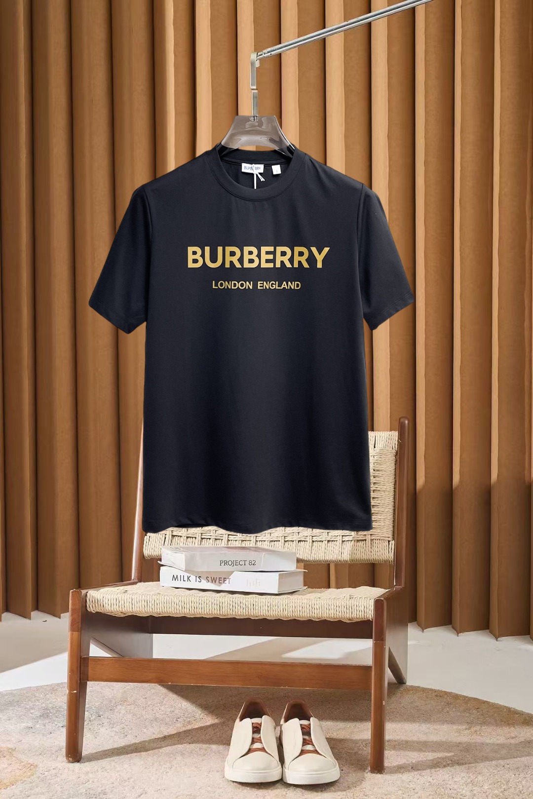 NO:910016,Burberry's top products 2026 spring and summer new debut counter latest short-sleeved round neck T-shirt, high-end custom design, avant-garde and fashionable!  The brand logo is designed with heavy craftsmanship. High-end customized 260g fabric. Soft to the touch. Comfortable to wear. Exquisite stitching at the counter level. Fine workmanship. The upper body effect is incomparably handsome!  A must-have item for a stylish man!  Size S-XXL,,burberry,T-shirt,tees,t-shirt,19860909巴宝莉 顶级货品2026春夏新款首发专柜最新款短袖圆领T恤 高端订制 设计前卫时尚！品牌logo重工艺设计 高端定制260克面料.手感柔软.穿着舒适.专柜级别精致车线.做工精细.上身效果无敌帅气！型男必备单品！码数S-XXL,,burberry,T-shirt,tees，t-shirt,,Men's clothing