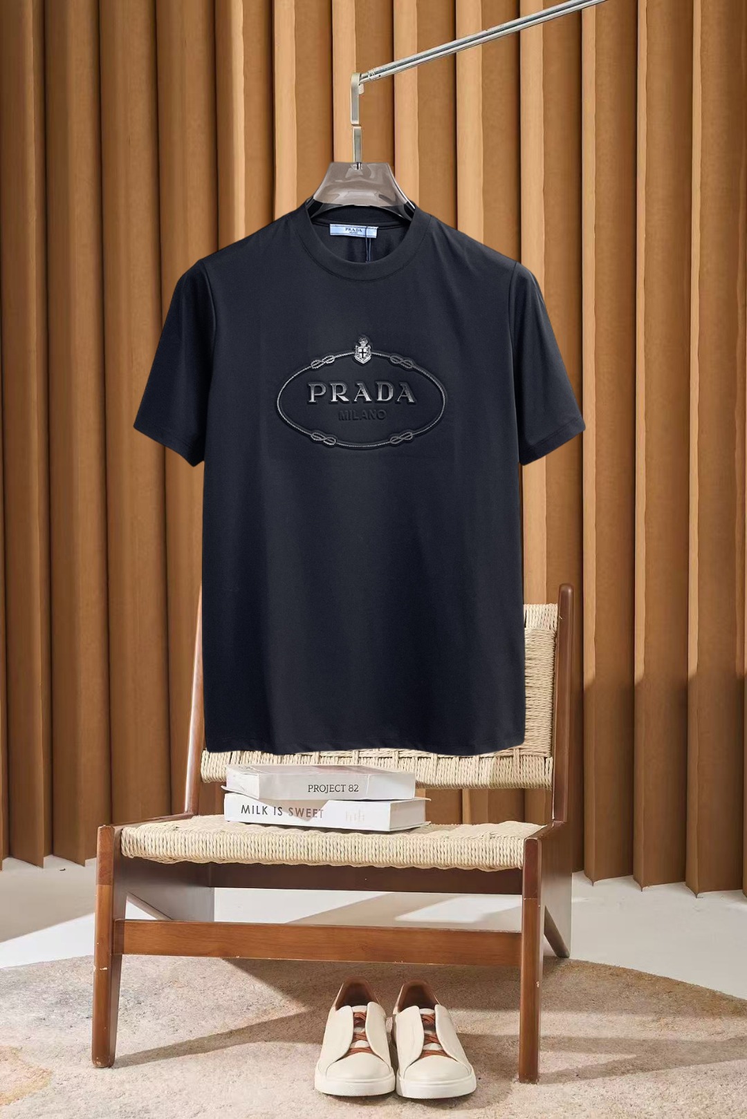 NO:910021,Prada's top products 2026 spring and summer new debut counter latest short-sleeved round neck T-shirt, high-end customization, avant-garde and fashionable design!  The brand logo is designed with heavy craftsmanship. High-end customized 260g fabric. Soft to the touch. Comfortable to wear. Exquisite stitching at the counter level. Fine workmanship. The upper body effect is incomparably handsome!  A must-have item for a stylish man!  Size S-XXL,,prada,T-shirt,tees,t-shirt,19860909普拉达 顶级货品2026春夏新款首发专柜最新款短袖圆领T恤 高端订制 设计前卫时尚！品牌logo重工艺设计 高端定制260克面料.手感柔软.穿着舒适.专柜级别精致车线.做工精细.上身效果无敌帅气！型男必备单品！码数S-XXL,,prada,T-shirt,tees，t-shirt,,Men's clothing