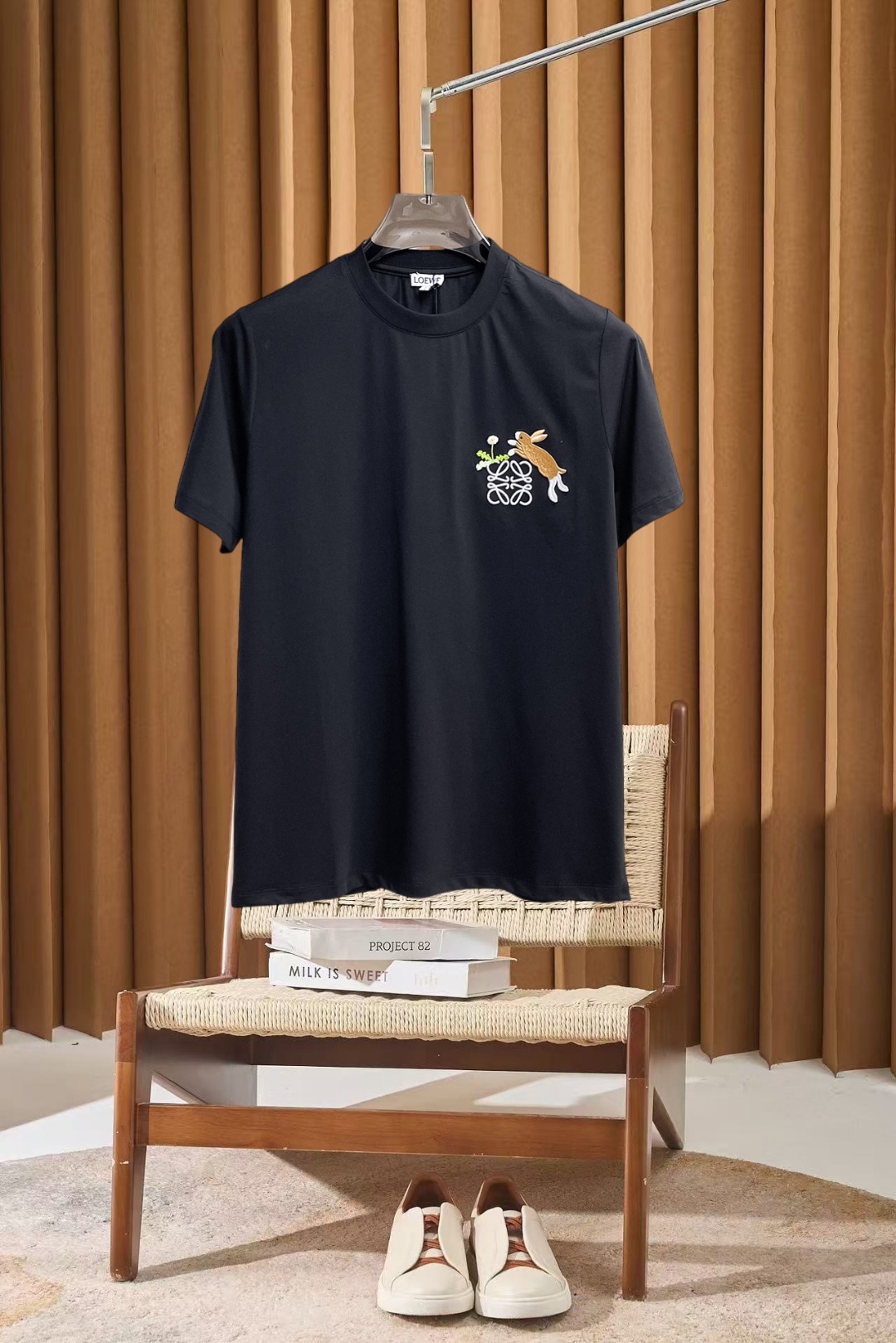 NO:910026,Luo Yiwei's top products 2026 spring and summer new debut counter, the latest short-sleeved round neck T-shirt, high-end customization, avant-garde and fashionable design!  The brand logo is designed with heavy craftsmanship. High-end customized 260g fabric. Soft to the touch. Comfortable to wear. Exquisite stitching at the counter level. Fine workmanship. The upper body effect is incomparably handsome!  A must-have item for a stylish man!  Size S-XXL,,loewe,T-shirt,tees,t-shirt,19860909罗意威 顶级货品2026春夏新款首发专柜最新款短袖圆领T恤 高端订制 设计前卫时尚！品牌logo重工艺设计 高端定制260克面料.手感柔软.穿着舒适.专柜级别精致车线.做工精细.上身效果无敌帅气！型男必备单品！码数S-XXL,,loewe,T-shirt,tees，t-shirt,,Men's clothing