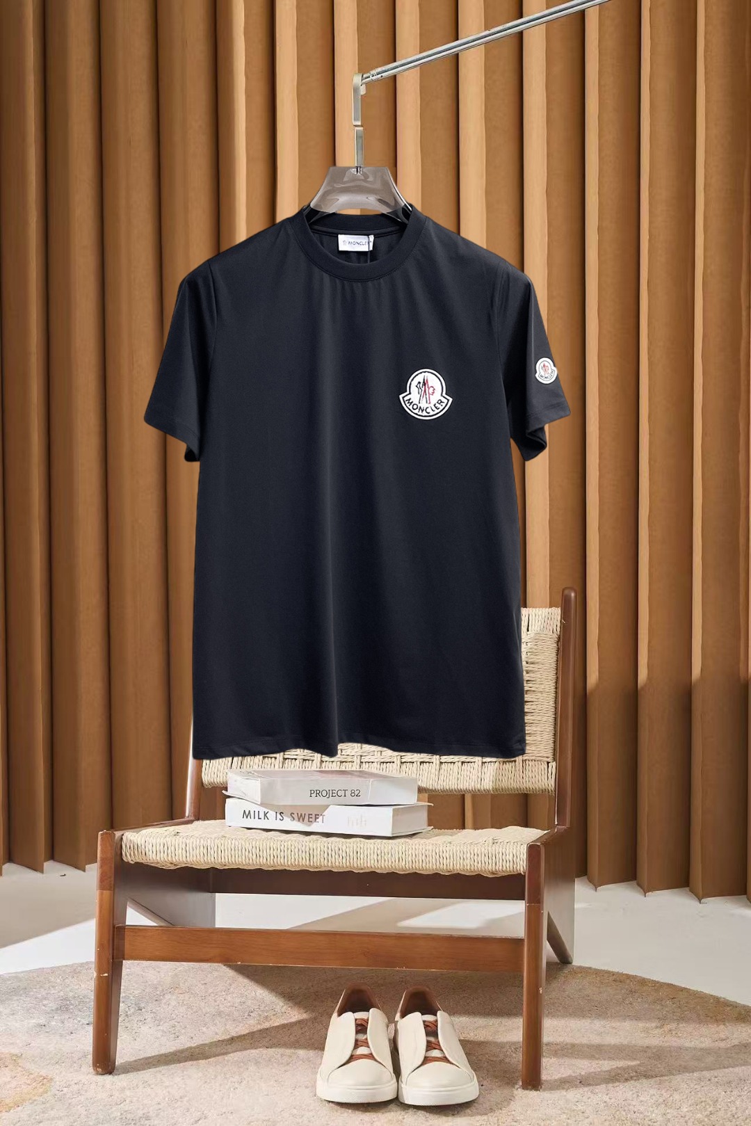 NO:910031,Mengkou's top products 2026 spring and summer new debut counter latest short-sleeved round neck T-shirt, high-end custom design, avant-garde and fashionable!  The brand logo is designed with heavy craftsmanship. High-end customized 260g fabric. Soft to the touch. Comfortable to wear. Exquisite stitching at the counter level. Fine workmanship. The upper body effect is incomparably handsome!  A must-have item for a stylish man!  Size S-XXL,,Moncler,T-shirt,tees,t-shirt,19860909蒙口 顶级货品2026春夏新款首发专柜最新款短袖圆领T恤 高端订制 设计前卫时尚！品牌logo重工艺设计 高端定制260克面料.手感柔软.穿着舒适.专柜级别精致车线.做工精细.上身效果无敌帅气！型男必备单品！码数S-XXL,,Moncler,T-shirt,tees，t-shirt,,Men's clothing