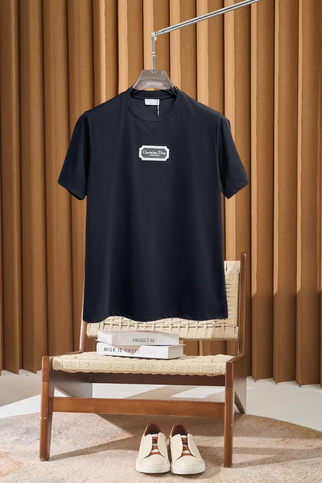 NO:910036,Dior's top products 2026 spring and summer new debut counter latest short-sleeved round neck T-shirt, high-end customization, avant-garde and fashionable design!  The brand logo is designed with heavy craftsmanship. High-end customized 260g fabric. Soft to the touch. Comfortable to wear. Exquisite stitching at the counter level. Fine workmanship. The upper body effect is incomparably handsome!  A must-have item for a stylish man!  Size S-XXL,,dior,T-shirt,tees,t-shirt,19860909迪奥 顶级货品2026春夏新款首发专柜最新款短袖圆领T恤 高端订制 设计前卫时尚！品牌logo重工艺设计 高端定制260克面料.手感柔软.穿着舒适.专柜级别精致车线.做工精细.上身效果无敌帅气！型男必备单品！码数S-XXL,,dior,T-shirt,tees，t-shirt,,Men's clothing