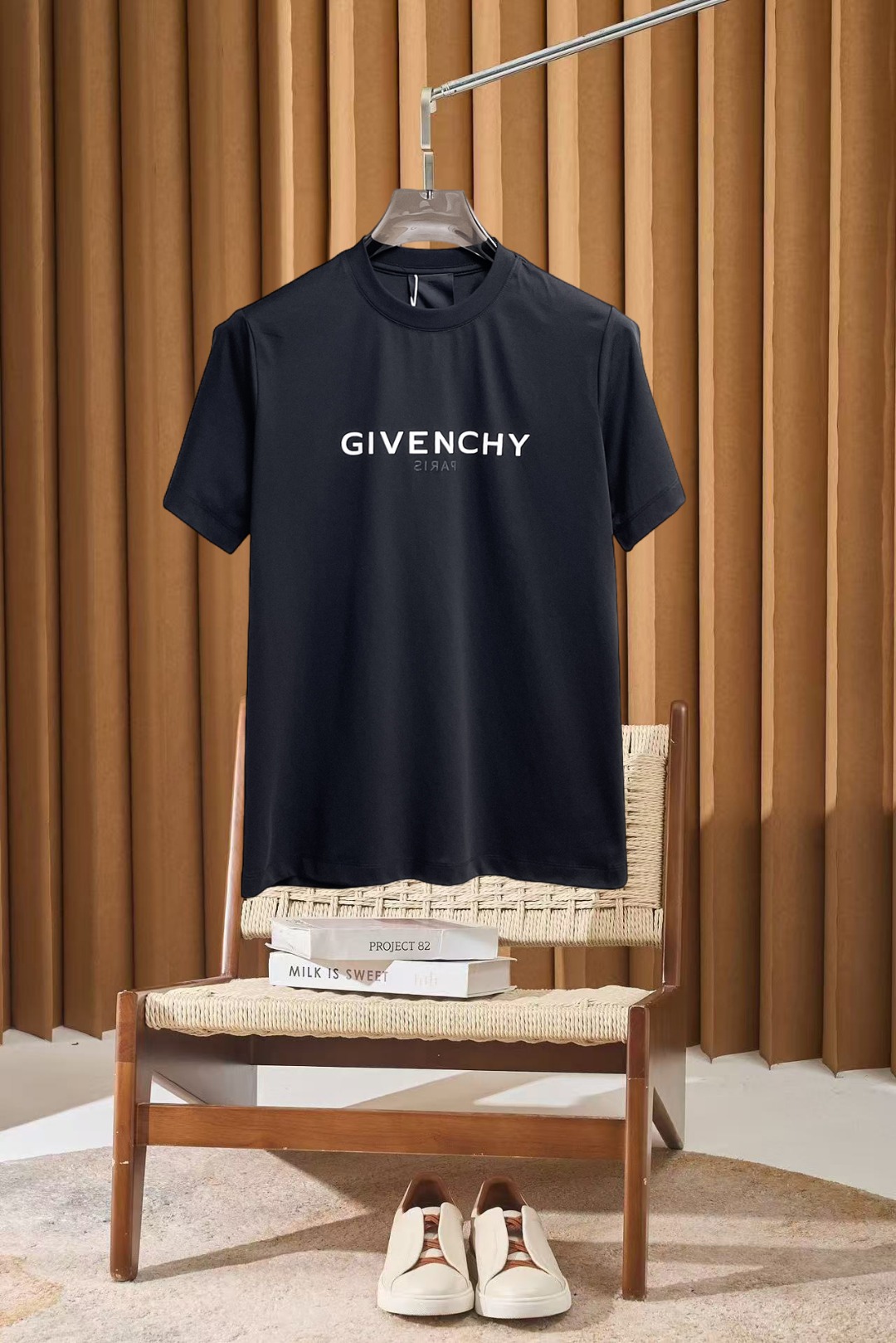 NO:910041,Givenchy's top products 2026 spring and summer new debut counter, the latest short-sleeved round neck T-shirt, high-end customization, avant-garde and fashionable design!  The brand logo is designed with heavy craftsmanship. High-end customized 260g fabric. Soft to the touch. Comfortable to wear. Exquisite stitching at the counter level. Fine workmanship. The upper body effect is incomparably handsome!  A must-have item for a stylish man!  Size S-XXL,,givenchy,T-shirt,tees,t-shirt,19860909纪梵希 顶级货品2026春夏新款首发专柜最新款短袖圆领T恤 高端订制 设计前卫时尚！品牌logo重工艺设计 高端定制260克面料.手感柔软.穿着舒适.专柜级别精致车线.做工精细.上身效果无敌帅气！型男必备单品！码数S-XXL,,givenchy,T-shirt,tees，t-shirt,,Men's clothing