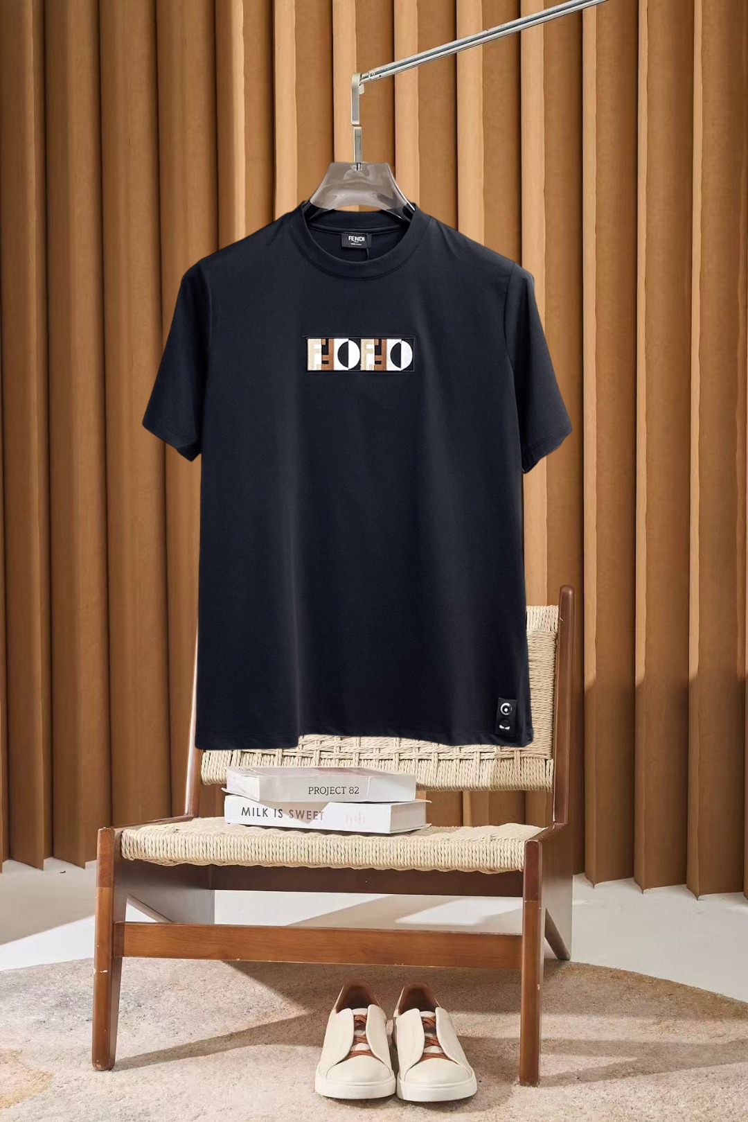 NO:910046,Fendi's top products 2026 spring and summer new debut counter latest short-sleeved round neck T-shirt, high-end customization, avant-garde and fashionable design!  The brand logo is designed with heavy craftsmanship. High-end customized 260g fabric. Soft to the touch. Comfortable to wear. Exquisite stitching at the counter level. Fine workmanship. The upper body effect is incomparably handsome!  A must-have item for a stylish man!  Size S-XXL,,fendi,T-shirt,tees,t-shirt,19860909芬迪 顶级货品2026春夏新款首发专柜最新款短袖圆领T恤 高端订制 设计前卫时尚！品牌logo重工艺设计 高端定制260克面料.手感柔软.穿着舒适.专柜级别精致车线.做工精细.上身效果无敌帅气！型男必备单品！码数S-XXL,,fendi,T-shirt,tees，t-shirt,,Men's clothing