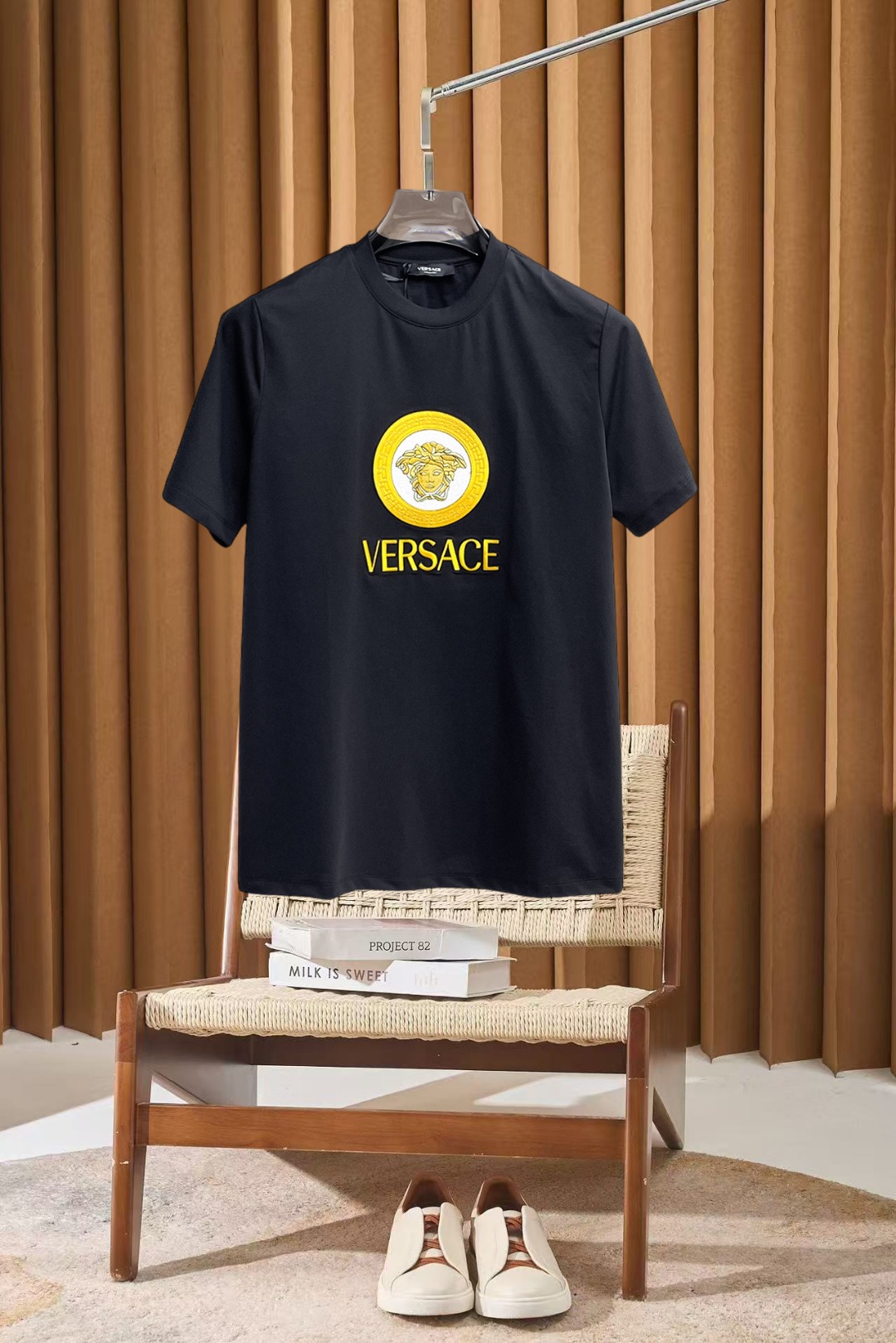 NO:910051,Versace's top products 2026 spring and summer new debut counter latest short-sleeved round neck T-shirt, high-end customization, avant-garde and fashionable design!  The brand logo is designed with heavy craftsmanship. High-end customized 260g fabric. Soft to the touch. Comfortable to wear. Exquisite stitching at the counter level. Fine workmanship. The upper body effect is incomparably handsome!  A must-have item for a stylish man!  Size S-XXL,,versace,T-shirt,tees,t-shirt,19860909范思哲 顶级货品2026春夏新款首发专柜最新款短袖圆领T恤 高端订制 设计前卫时尚！品牌logo重工艺设计 高端定制260克面料.手感柔软.穿着舒适.专柜级别精致车线.做工精细.上身效果无敌帅气！型男必备单品！码数S-XXL,,versace,T-shirt,tees，t-shirt,,Men's clothing