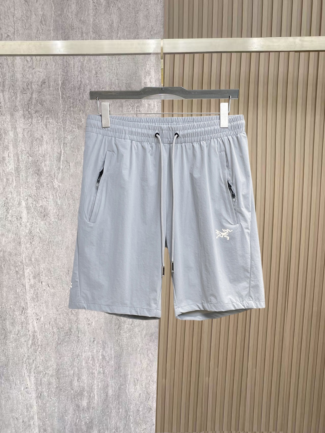 NO:910027,Arc'teryx 2026ss summer new original counter casual shorts, luxury classic brand original LOGO accessories, counter best-selling model, very comfortable to wear, low-key yet luxurious, very classy to wear. Needless to say, the trousers style and tailoring. The upper body is exquisite and high-end, first-class and top-quality materials. Really palace-level casual pants. The cotton of Türkiye is of outstanding quality. After heavy washing, the pants are very soft!  Don't be picky, the upper body is absolutely stylish and extremely luxurious. Please state your height and weight when placing an order for sizes M-3XL.,arc'teryx,shorts,19860909始祖鸟 2026ss夏季新款原单专柜休闲短裤,奢华经典品牌原版LOGO配饰 专柜热销款 身穿着非常舒适 低调不失奢华 穿出去非常有档次 裤型款式和裁剪亦无需多言 上身精致跃然高档一等一顶级质料 真正殿堂级的休闲裤 选用土耳其的棉花品质卓然,经过重水洗使得裤子很柔软！不挑人 上身绝对的有型 极度奢华. 尺码M-3XL下单报身高体重.,arc'teryx,shorts,,Men's clothing