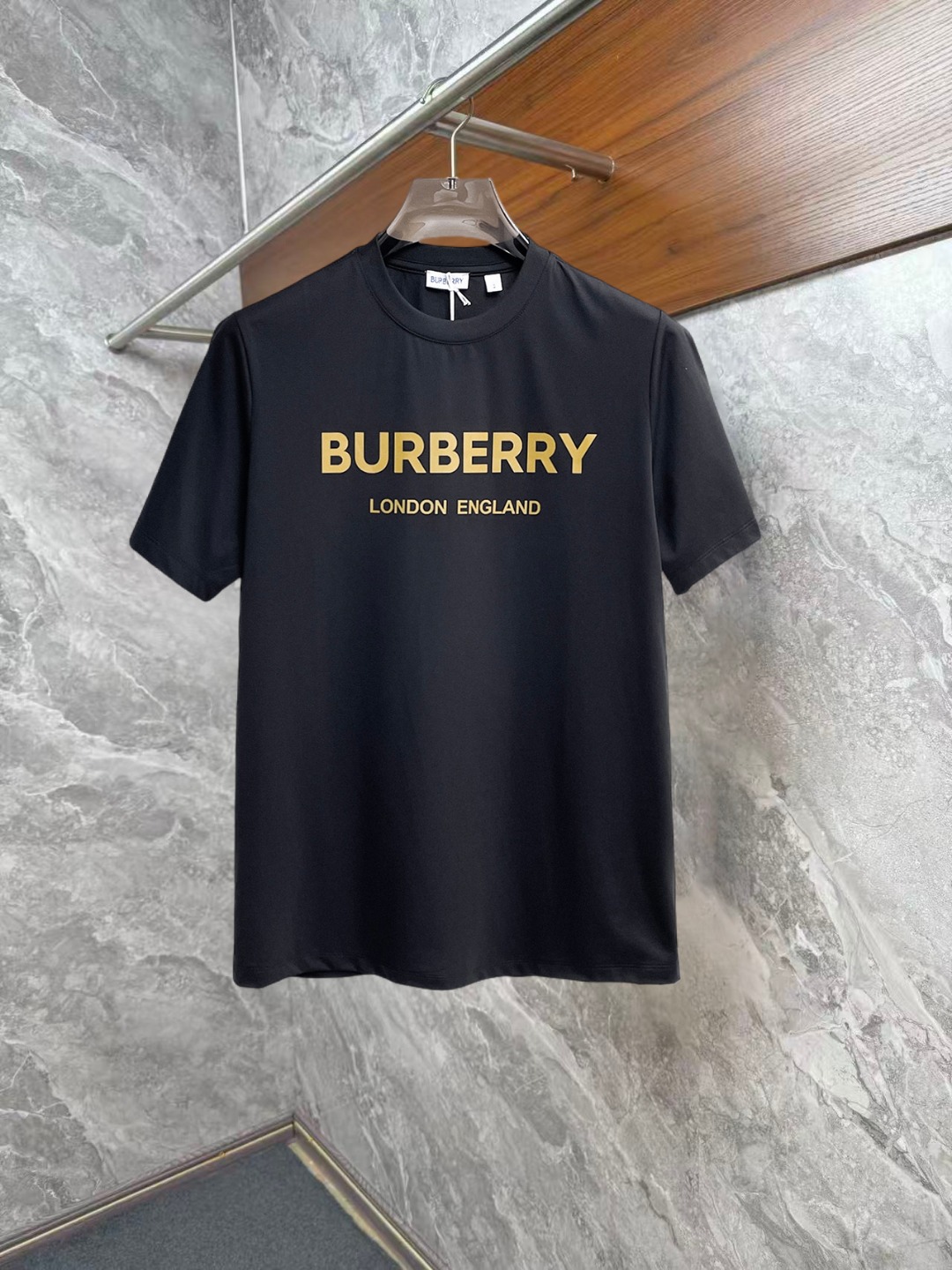 NO:952338,Burberry's 2026 spring and summer new style debut counter, the latest short-sleeved round neck T-shirt, high-end customization, avant-garde and fashionable design!  The brand logo is designed with heavy craftsmanship. High-end customized double mercerized fabric. Soft to the touch. Comfortable to wear. Exquisite stitching at the counter level. Fine workmanship. The upper body effect is incomparably handsome!  A must-have item for a stylish man!  Good news for fat people--size S-XXL,,burberry,T-shirt,tees,t-shirt,19860909巴宝莉 2026春夏新款首发专柜最新款短袖圆领T恤 高端订制 设计前卫时尚！品牌logo重工艺设计 高端定制双丝光面料.手感柔软.穿着舒适.专柜级别精致车线.做工精细.上身效果无敌帅气！型男必备单品！胖子福音-- 码数 S-XXL,,burberry,T-shirt,tees，t-shirt,,Men's clothing